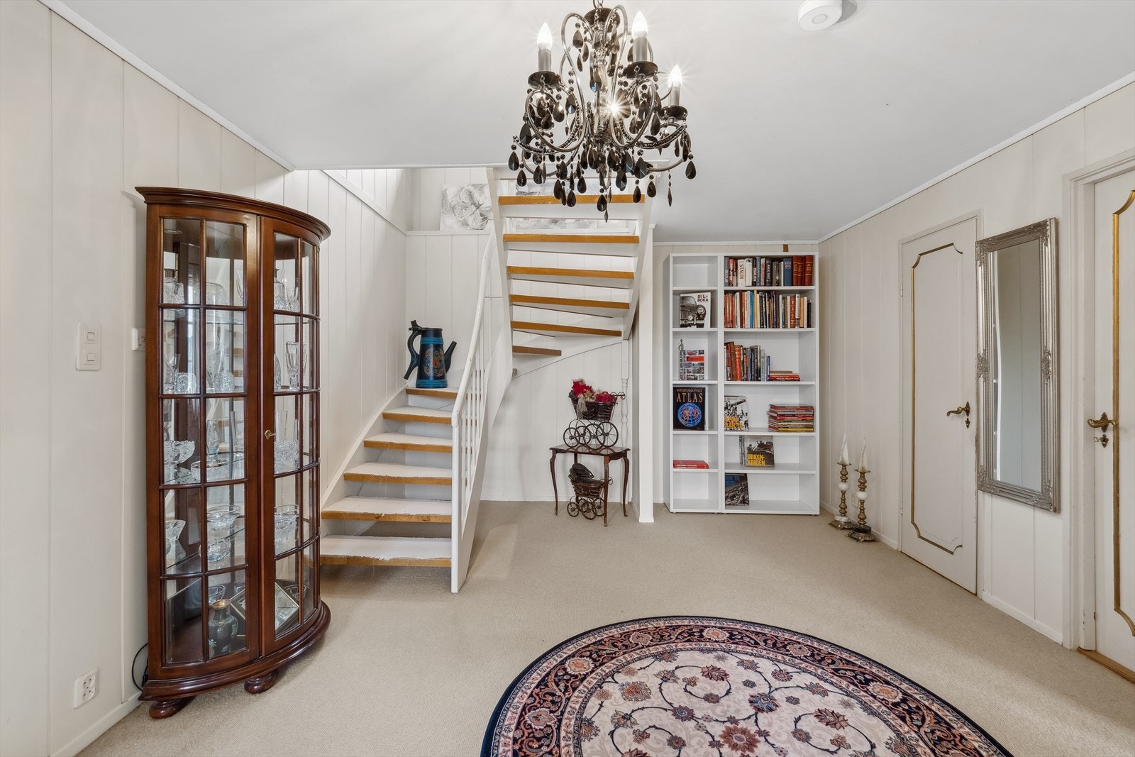 Bilde tatt i 2024. I underetasjen er det gang, bad, toalettrom, teknisk rom, 3 soverom, vaskerom, trimrom og boder. Trimrom og vaskerom er ikke bruksendret og er godkjent som tilleggsdel og ikke godkjent som rom for varig opphold, se punkt ferdigattest. Galleribilde