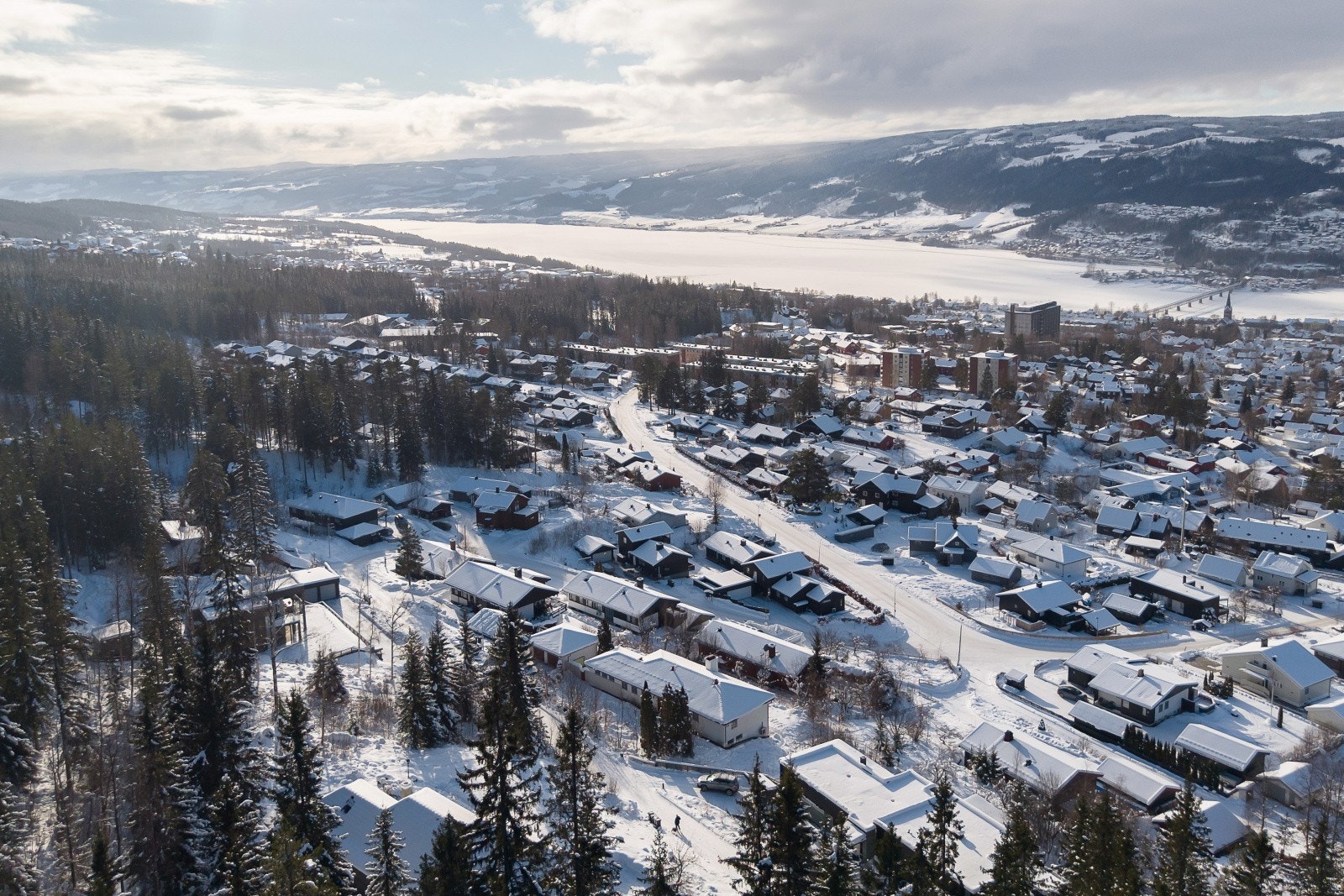 Eiendommen har umiddelbar nærhet til flotte tur- og rekreasjonsområder. Galleribilde