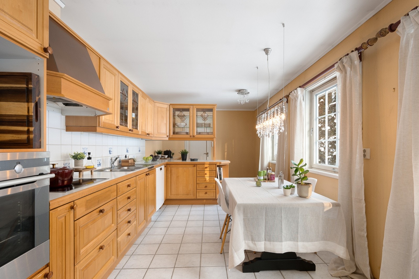 Delikat kjøkken med profilerte fronter og laminat benkeplate med oppvaskkum. Galleribilde