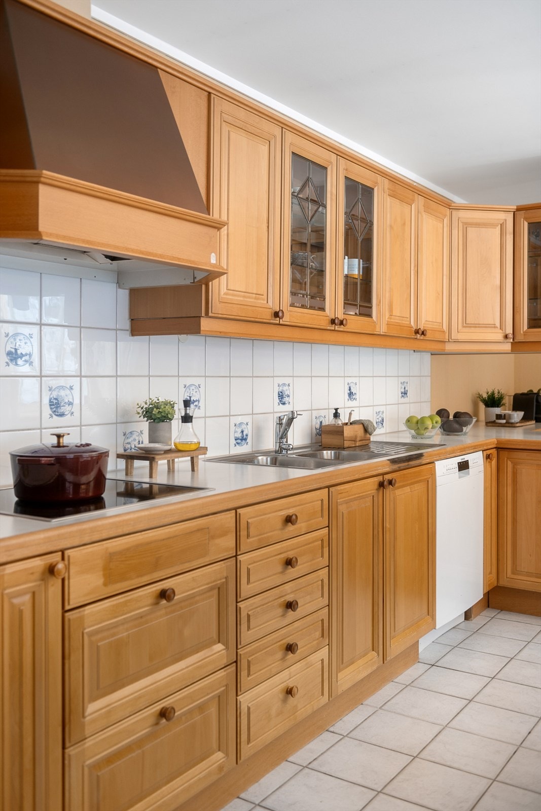 Kjøkkenet har godt med skap og benkeplass som gjør det trivelig å tilberede god mat. Galleribilde