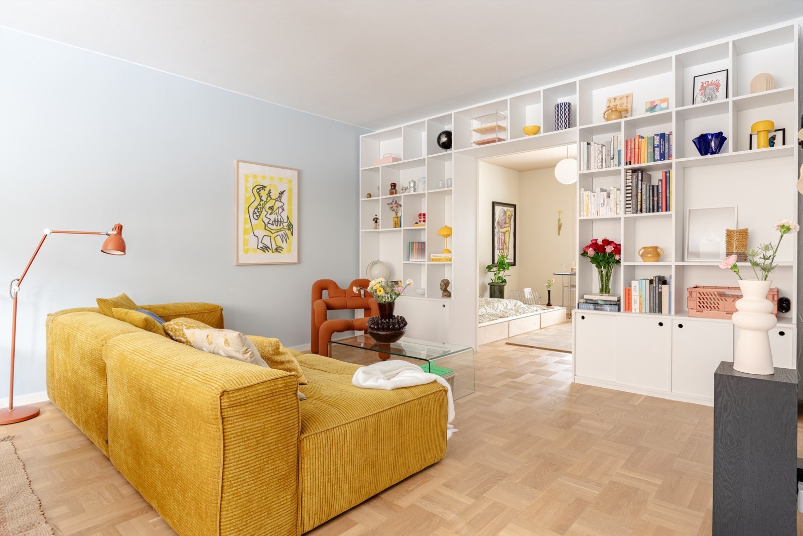 Den ene veggen i stuen har en flott, plassbygget hylle, et automatisk blikkfang i rommet. Galleribilde