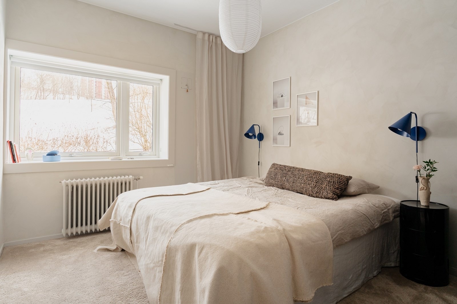 Hovedsoverommet er romslig med god plass til dobbeltseng, nattbord og garderobeløsning. Galleribilde