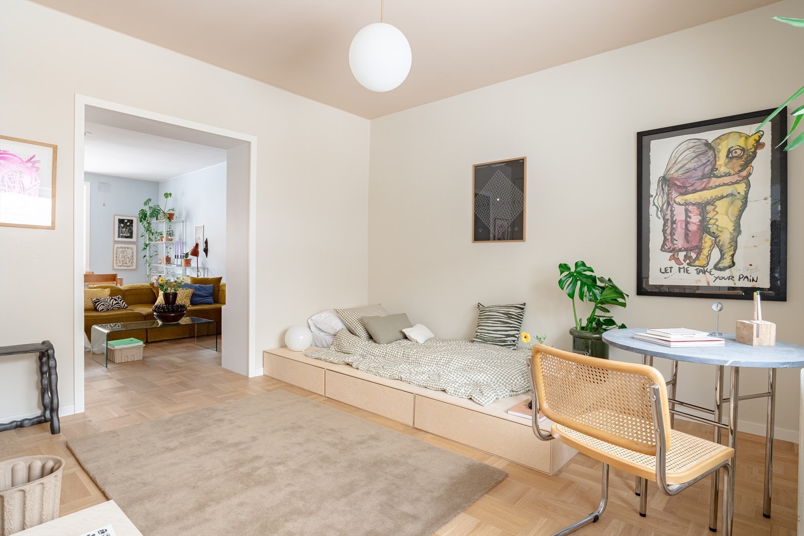 Boligen har to gode soverom, hvorav det ene i dag er innredet med plassbygget daybed/seng og kontorløsning. Perfekt for gjester eller dagene på hjemmekontor. Galleribilde