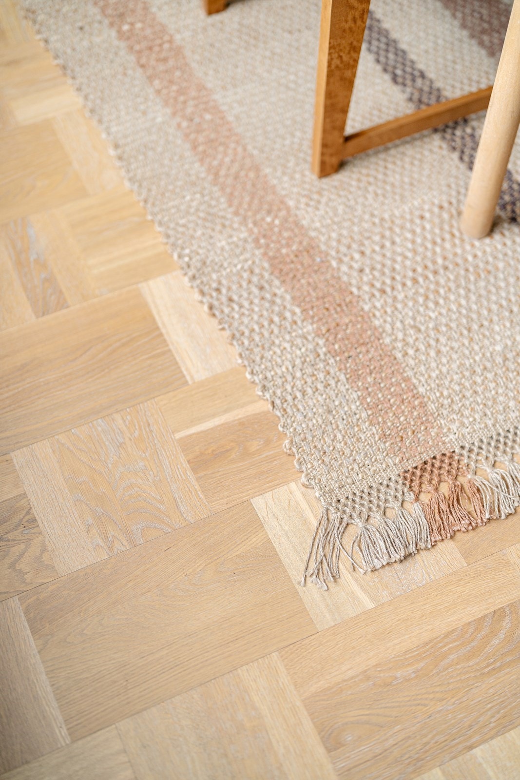 Gulvet ble skiftet i 2022, hvor det ble lagt ruteparkett i tråd med byggets opprinnelige funkis-stil. Galleribilde