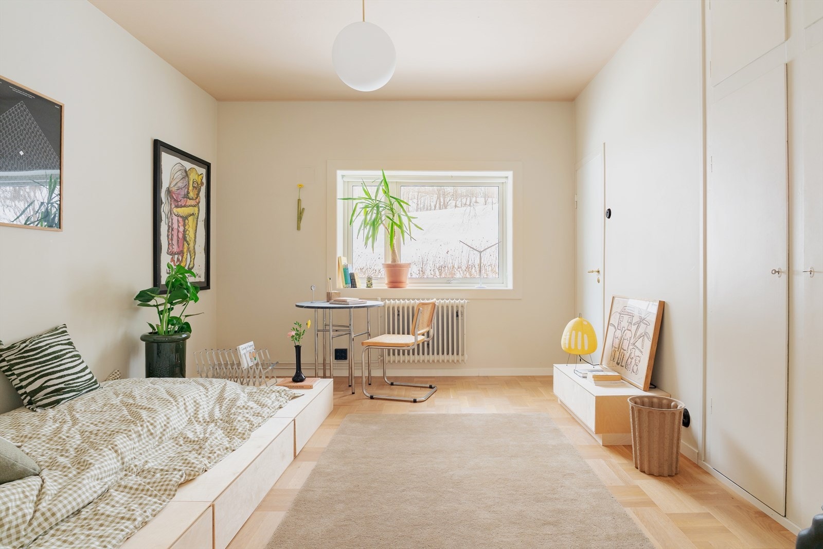 Rommet har rikelig med oppbevaringsplass i innebygde skap, og adkomst til bad. Galleribilde