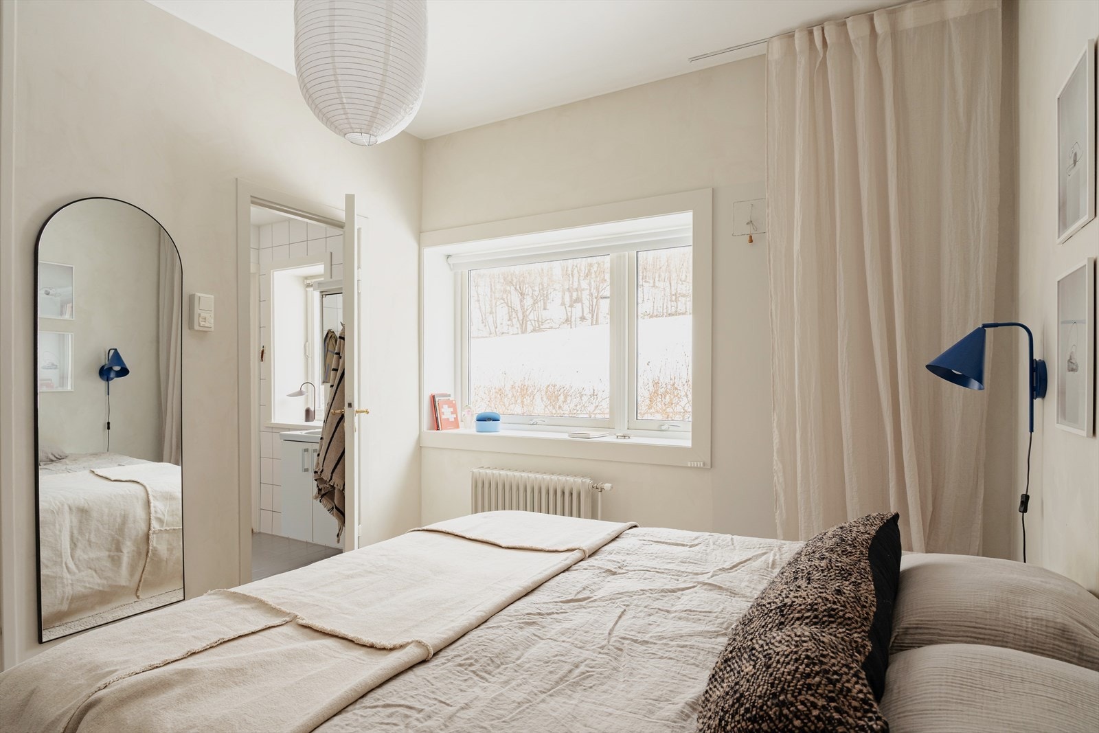 Begge soverom har direkte tilgang til bad, og vender mot trafikkstille, grønne omgivelser. Vinduene ble byttet i 2017. Galleribilde