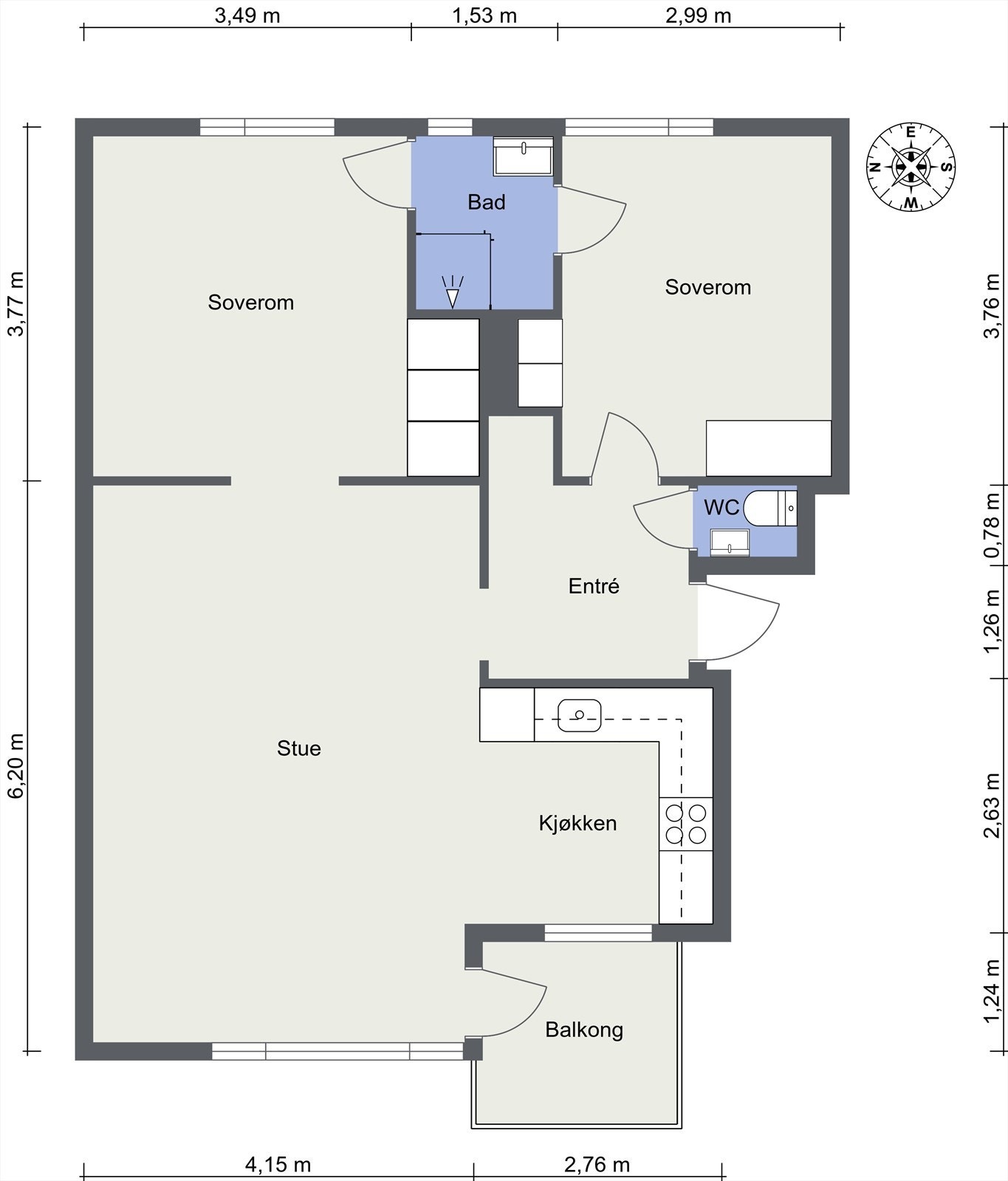 Her får du også en ideell planløsning med en sosial, åpen stue- og kjøkkenløsning, to gode soverom vendt mot stille grøntområde, bad, separat WC samt romslig gang. Boligen disponerer kjellerbod på 8 kvm. og loftsbod med 9 kvm. gulvareal (skråtak). Galleribilde