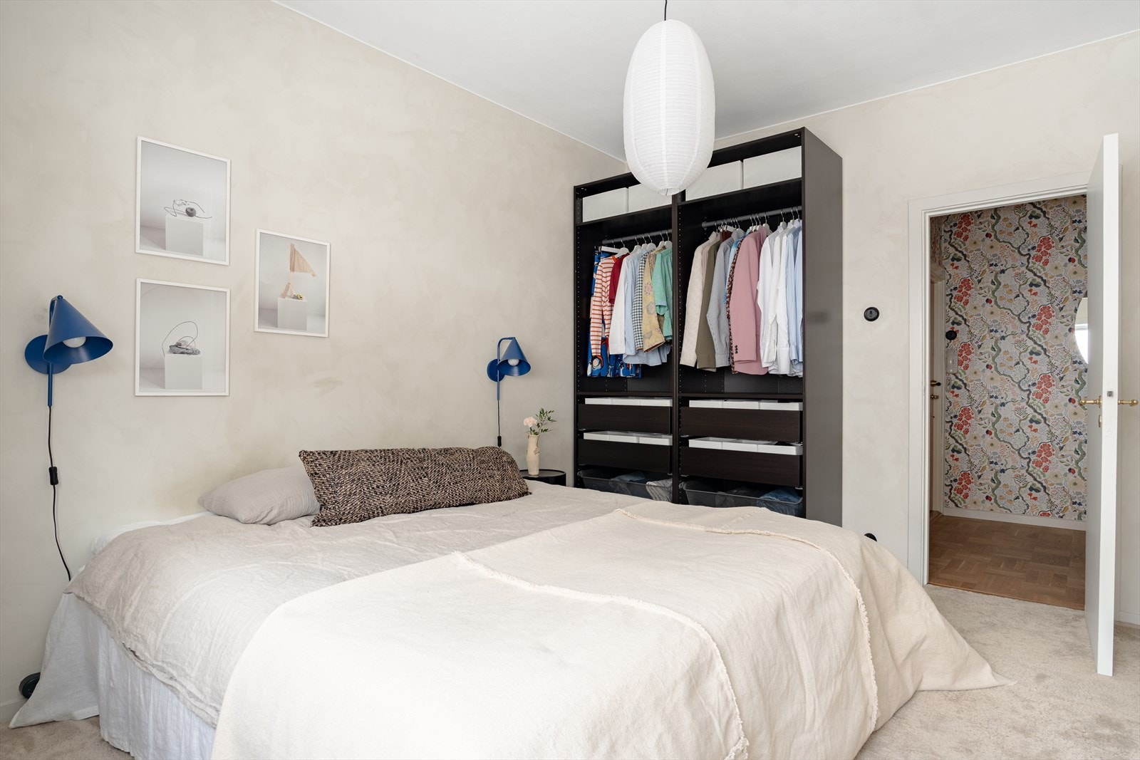 Romslig garderobeløsning i hjørnet gir godt med oppbevaringsplass. Galleribilde