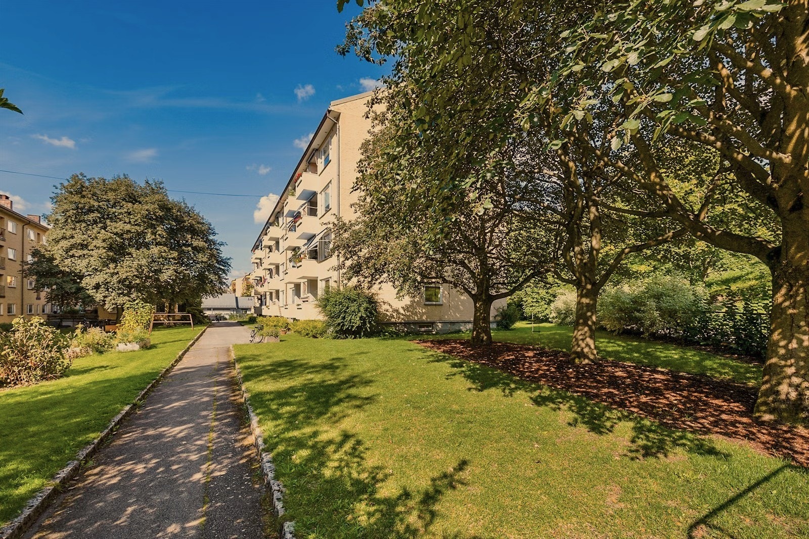 Sofienberggata 63 har en spesielt ettertraktet beliggenhet innerst i rekken, ved foten av Tøyenparken og Tøyenbadet. Blokkene ligger solrikt og skjermet til, omkranset av store felles grøntområder som danner et fredelig og idyllisk nabolag. Galleribilde