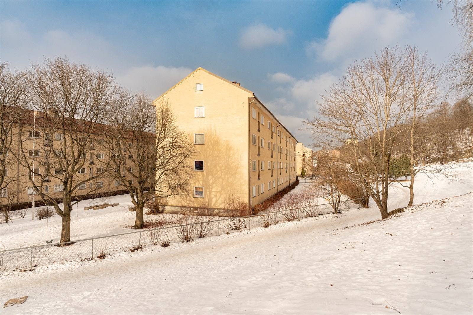 Aksjelaget består av 88 leiligheter, og er spesielt kjent for sitt gode bomiljø. Laget har også flere P-plasser som kan leies av beboere. Her ligger alt til rette for en behagelig hverdag! Galleribilde