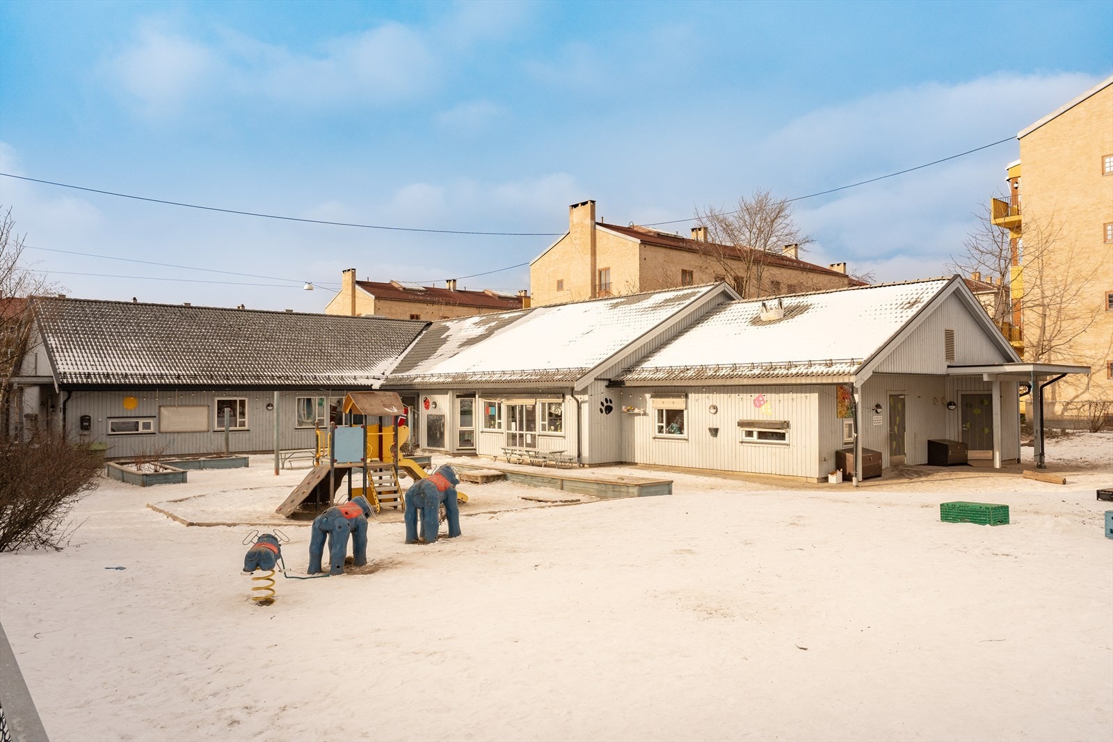 Nærmeste barnehage ligger få skritt fra inngangsdøren. Kombinasjonen av grønne, rolige og barnevennlige omgivelser i et samtidig sentralt bomiljø gjør dette til et attraktivt sted å bo! Galleribilde
