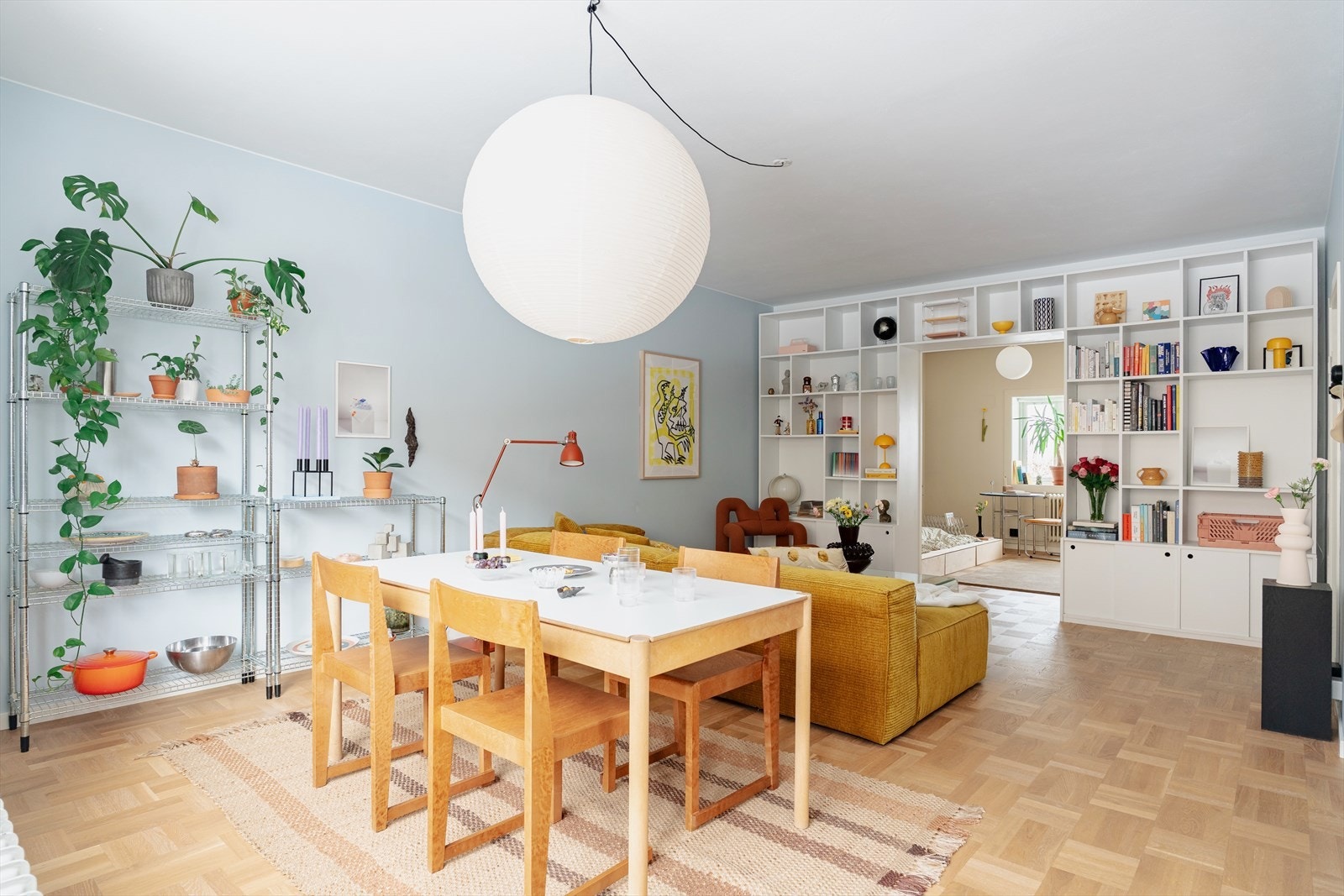 Leiligheten er betydelig oppgradert i 2022 med bl.a. nytt, eksklusivt eikegulv, nytt kjøkken, lydisolering av vegger og optimalisering av planløsning med åpning av bærende vegg. Det foreligger prosjektdokumentasjon og ferdigattest på utførte tiltak. Galleribilde