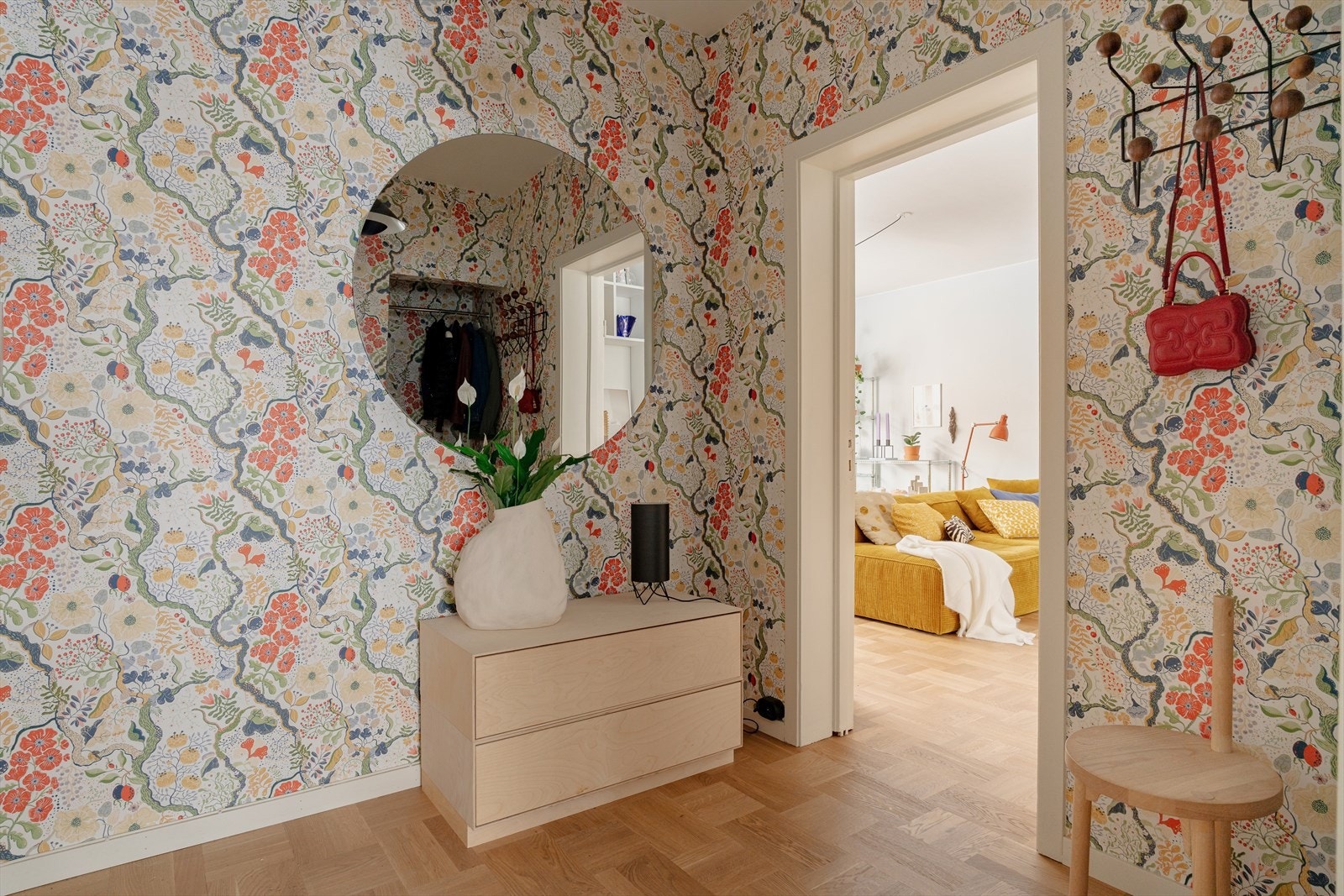 Den fargerike entréen gir et godt førsteinntrykk av leiligheten. Galleribilde