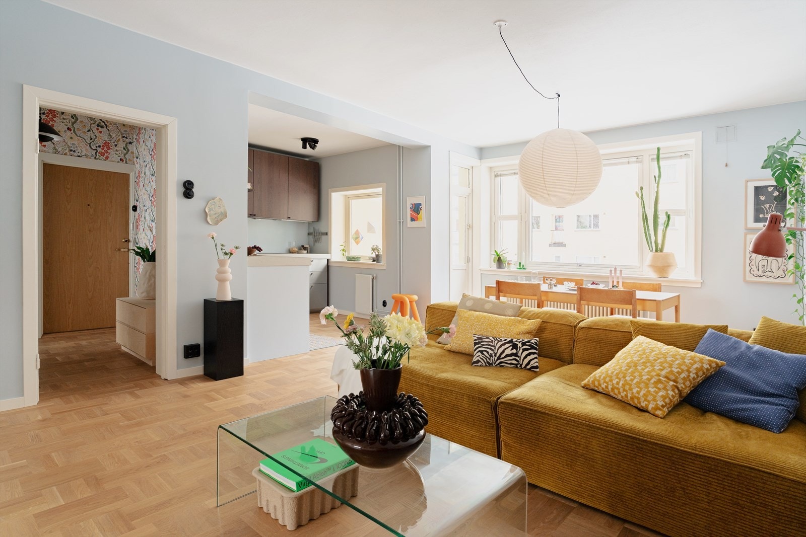 Leiligheten er en romslig og gjennomgående 3-roms som oppleves større enn sine kvadratmeter skulle tilsi! Store vinduer i flere himmelretninger sørger for rikelig med naturlig lys. Galleribilde