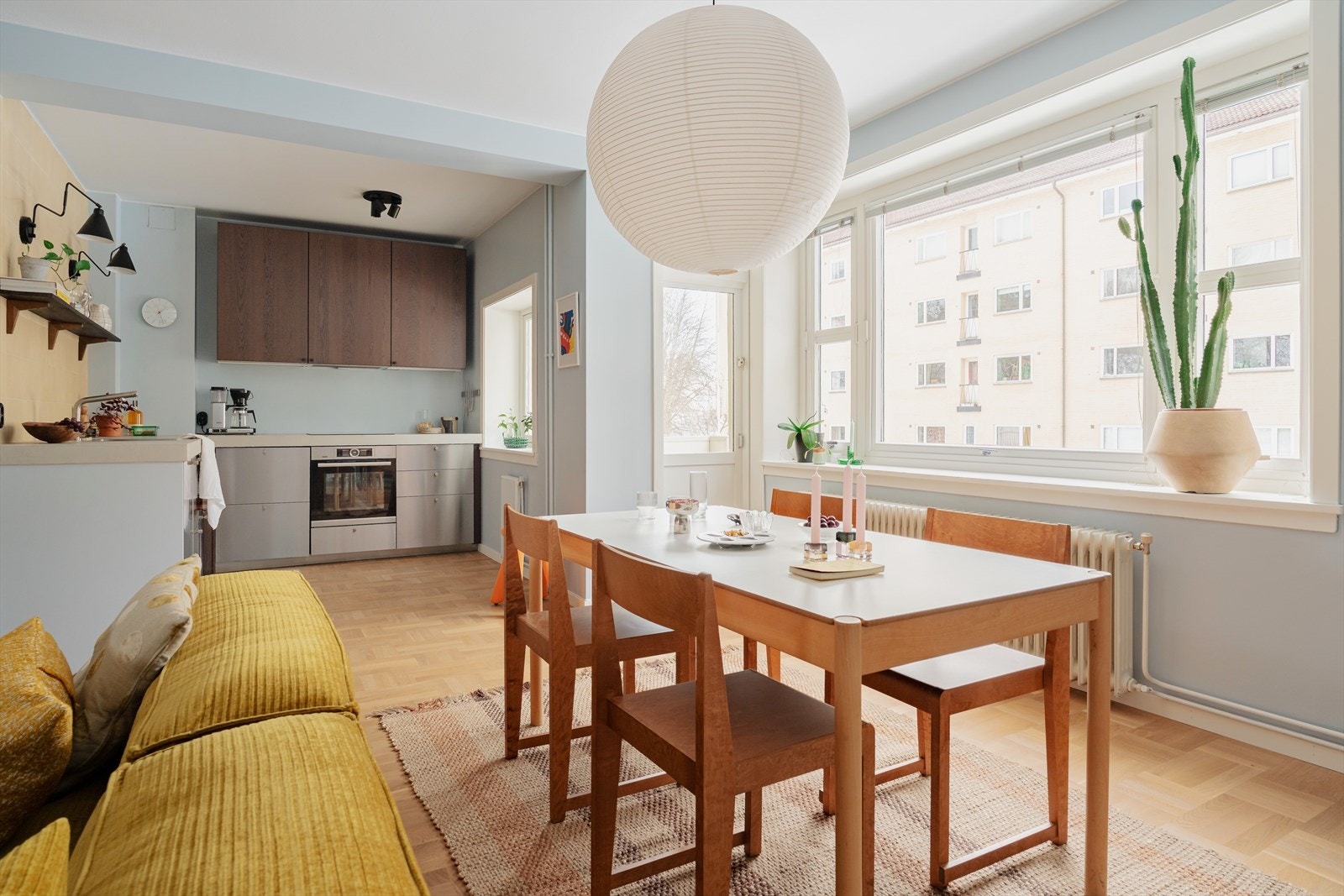 Boligen ligger en kort trappesats opp fra bakkeplan i et skjermet, grønt og trafikkfritt område. Her har du både privatliv og enkel adkomst i hverdagen. Galleribilde