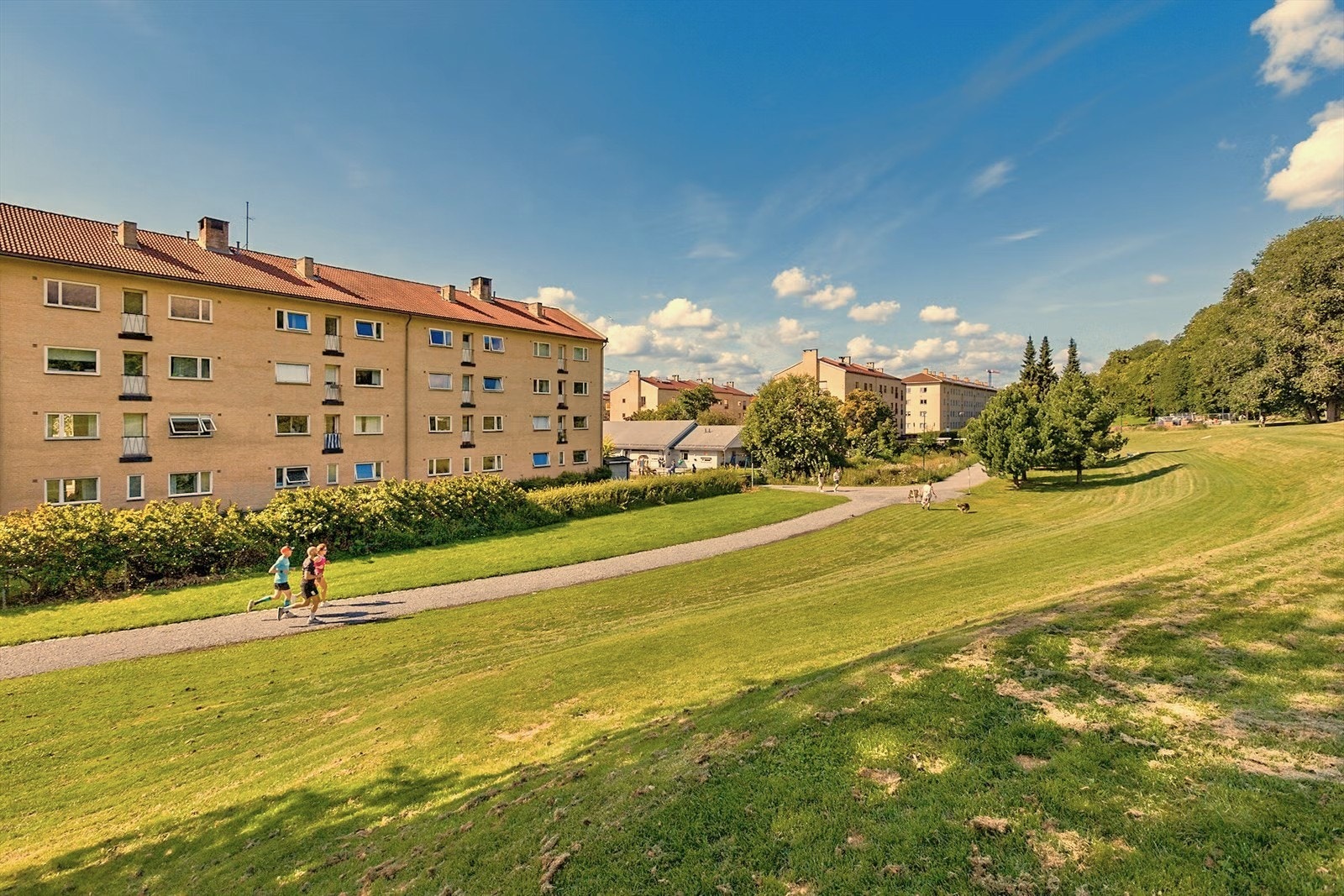 Tenk å kunne bo så grønt og idyllisk, samtidig som du bor med "alle" byens fasiliteter rett i nærheten. Galleribilde