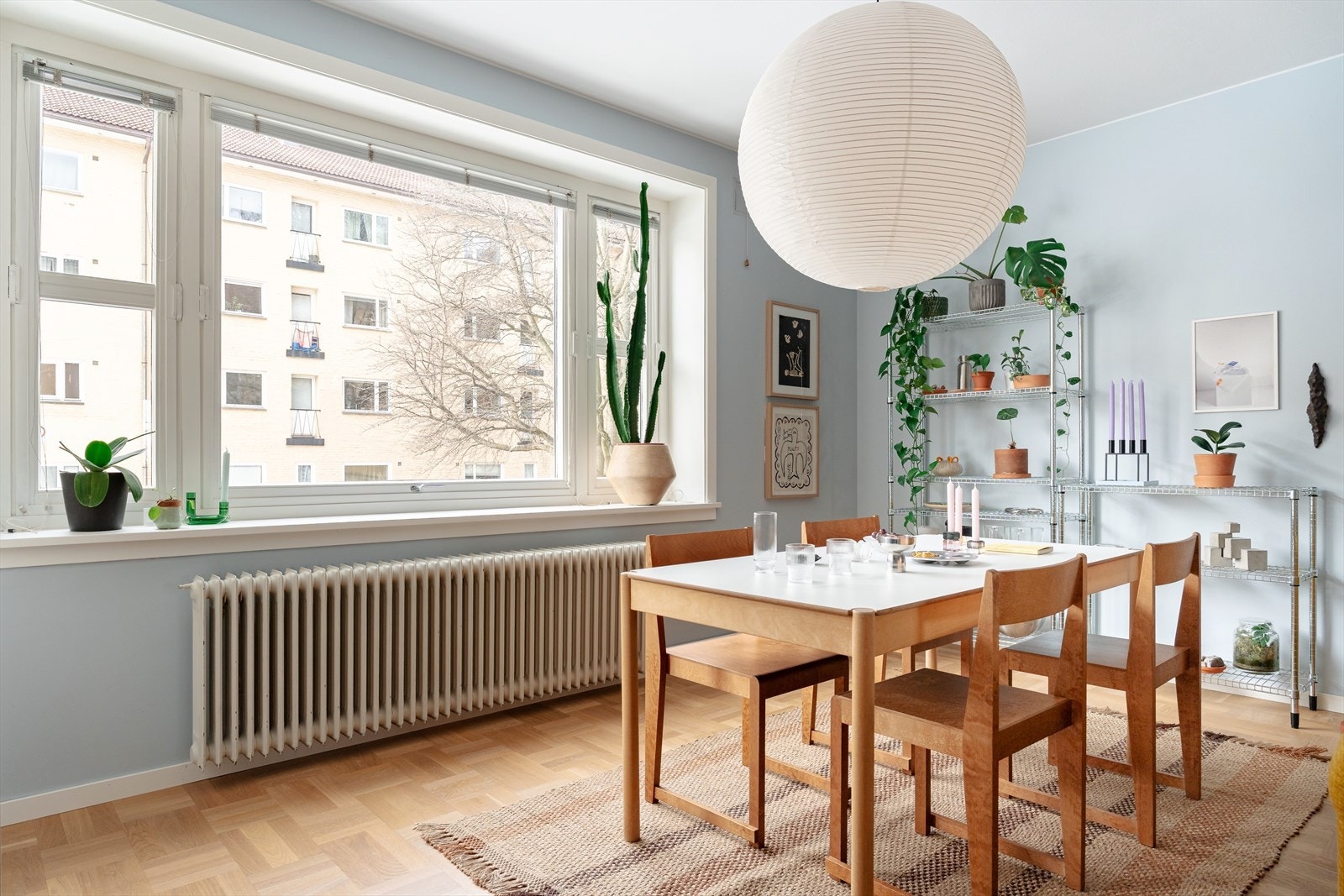 Spisegruppen finner sin naturlige plass mellom stue og kjøkken. Her er det god plass til å utvide bordet og dekke på til mange gjester! Galleribilde