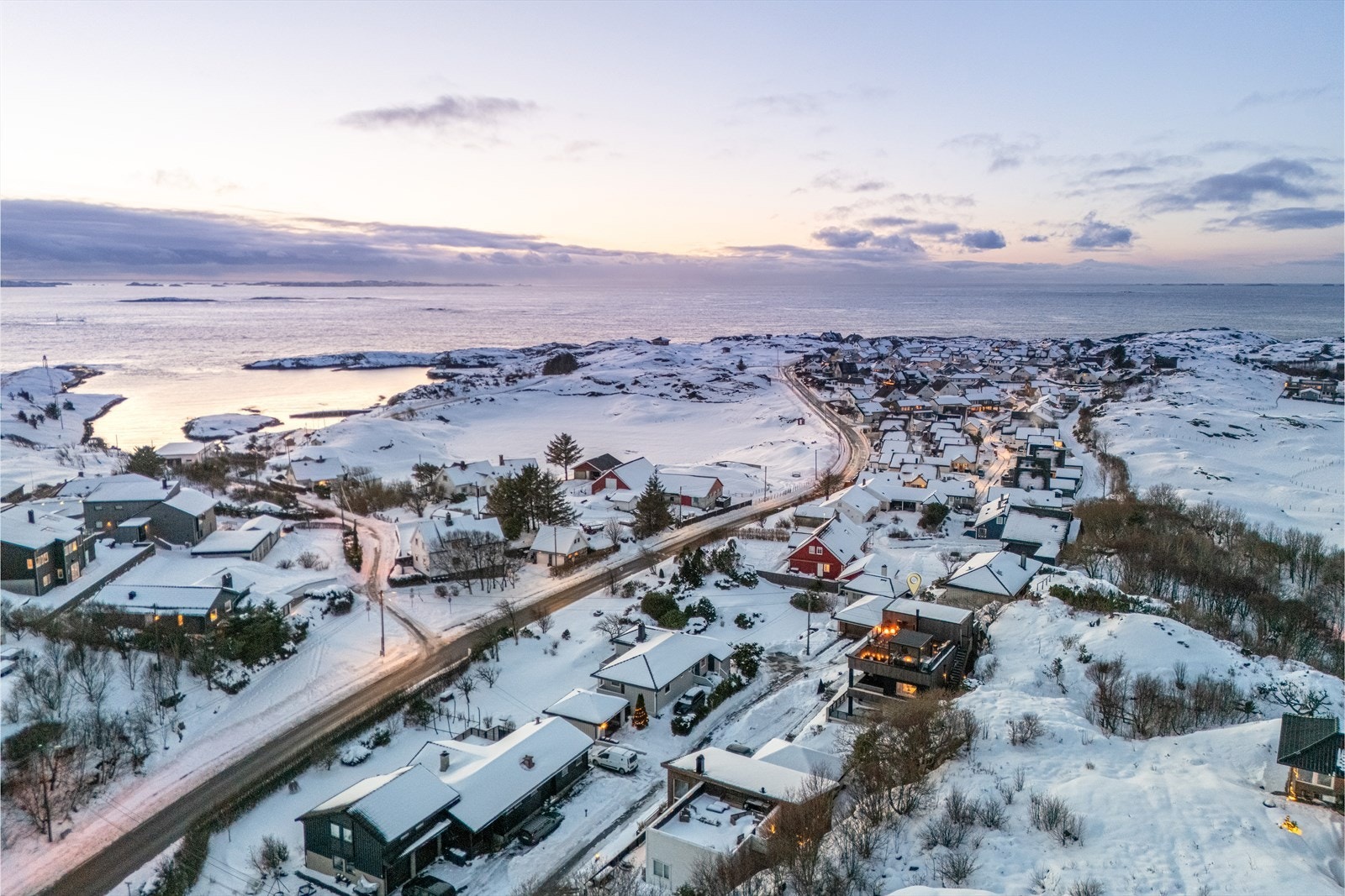 Langs Kyststien passerer dere Kvalen Fyr, beitende villsauer, Haraldstøtta og flere sitteplasser hvor dere kan nyte nistemat. Galleribilde