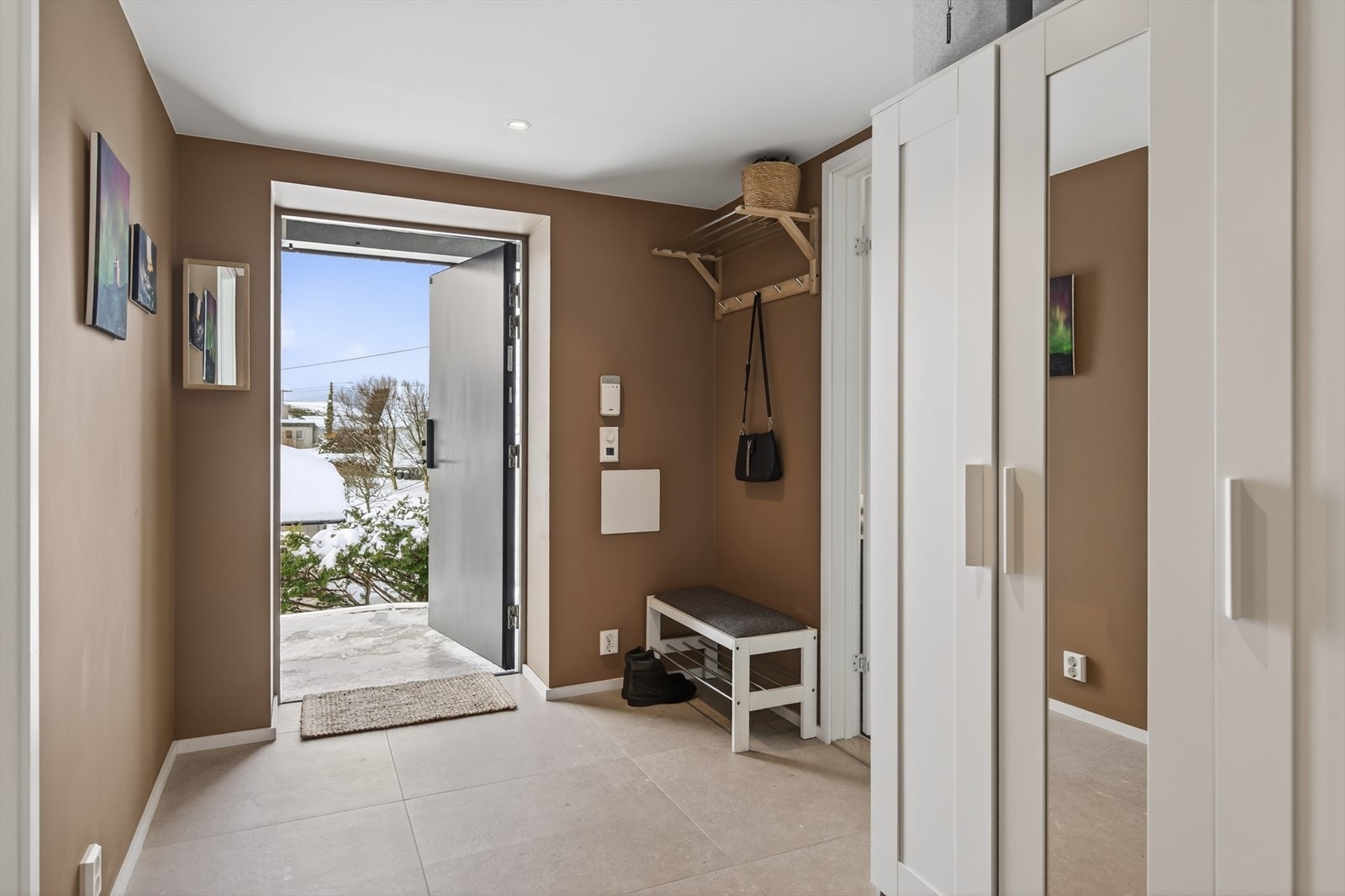 Entréen og hallen gir et fint førsteinntrykk. Her er god plass til yttertøy og sko. Galleribilde