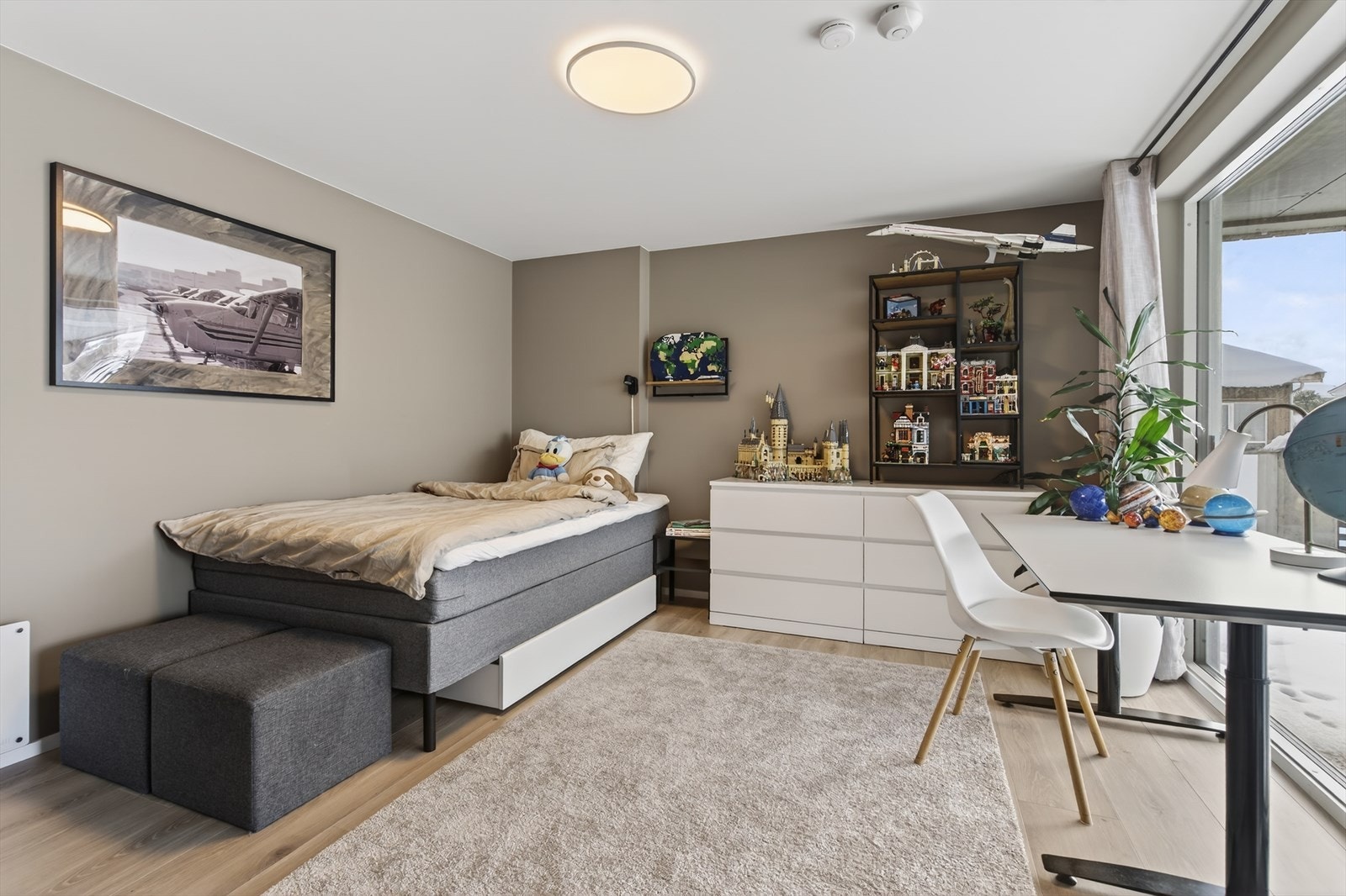 I underetasjen finner dere 3 gode soverom, samt en hyggelig stue som evt kan benyttes som soverom dersom behovet melder seg. Dette er en super planløsning for en barnefamilie! Galleribilde