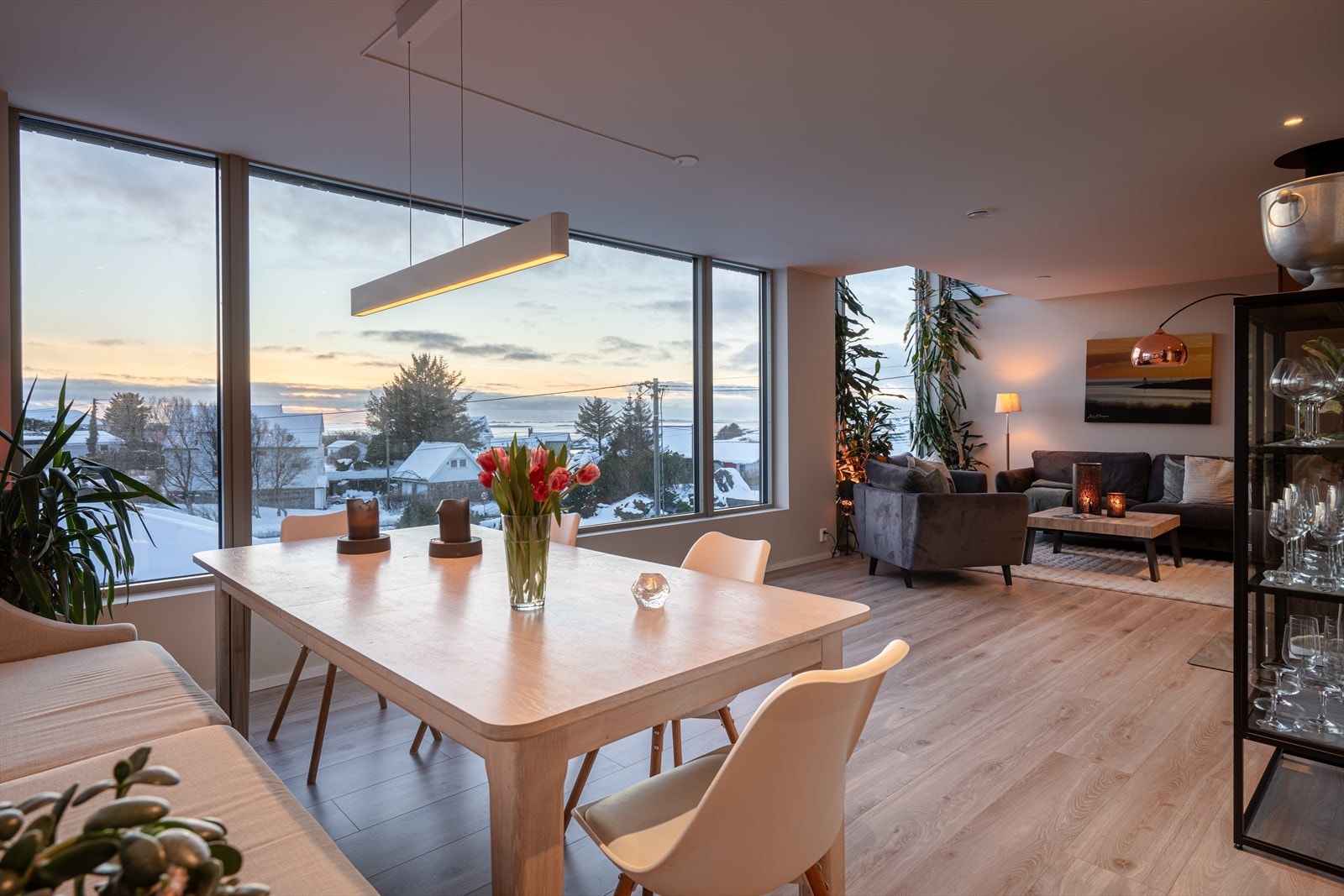 Stue, spisestue og kjøkken i åpen løsning skaper en særdeles romslig og sosial arena. Galleribilde