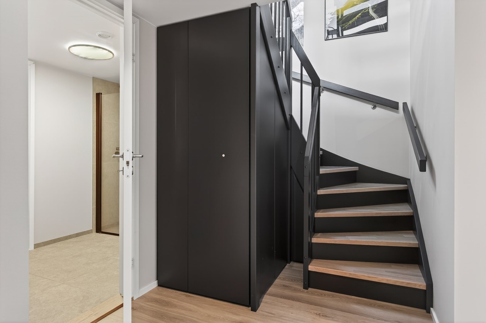 Fra hallen er det trapp opp til 1. etasje/hovedetasje. Praktisk oppbevaringsplass under trappen. Galleribilde