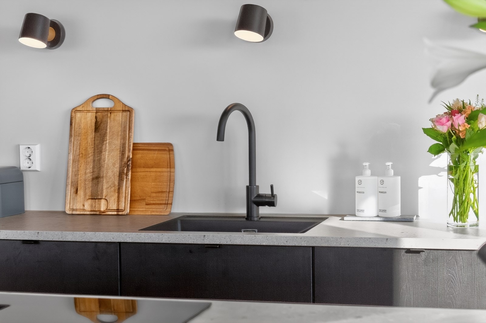 Stilrent armatur og kum i sort utførselse. Det er montert lekkasjevarsler (Waterguard) under benkeskap. Galleribilde