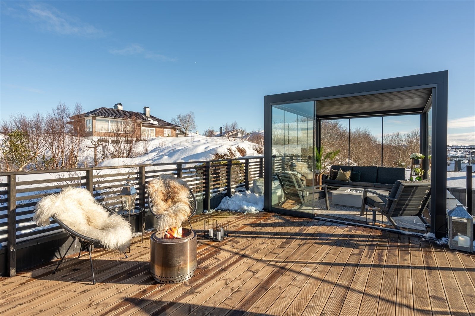 Del av takterrassen er innglasset (tiltaket er ikke byggemeldt), slik at en kan nyte terrassen uansett vær. Galleribilde