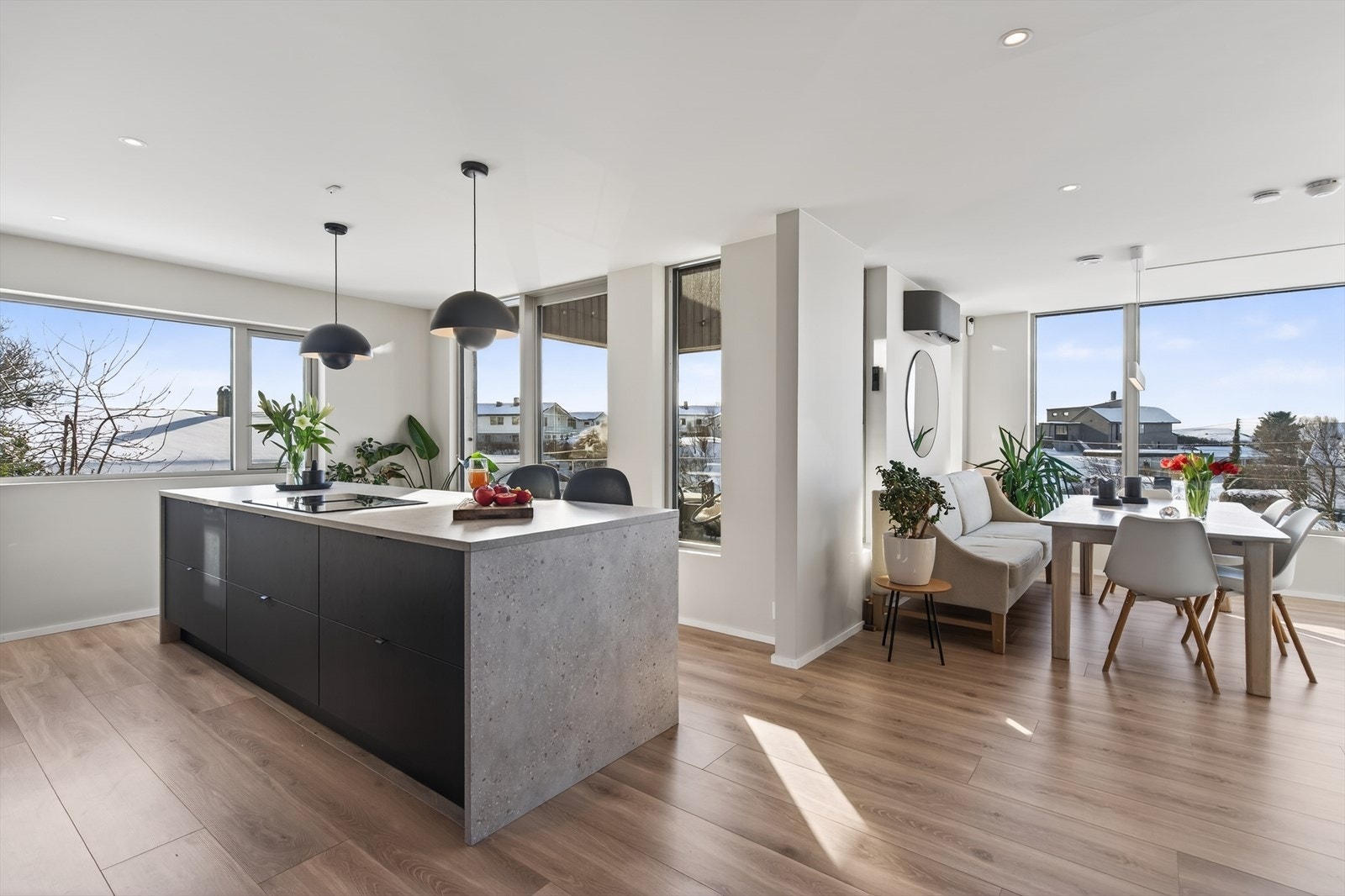 Delikat kjøkken med praktisk kjøkkenøy/barløsning. Galleribilde