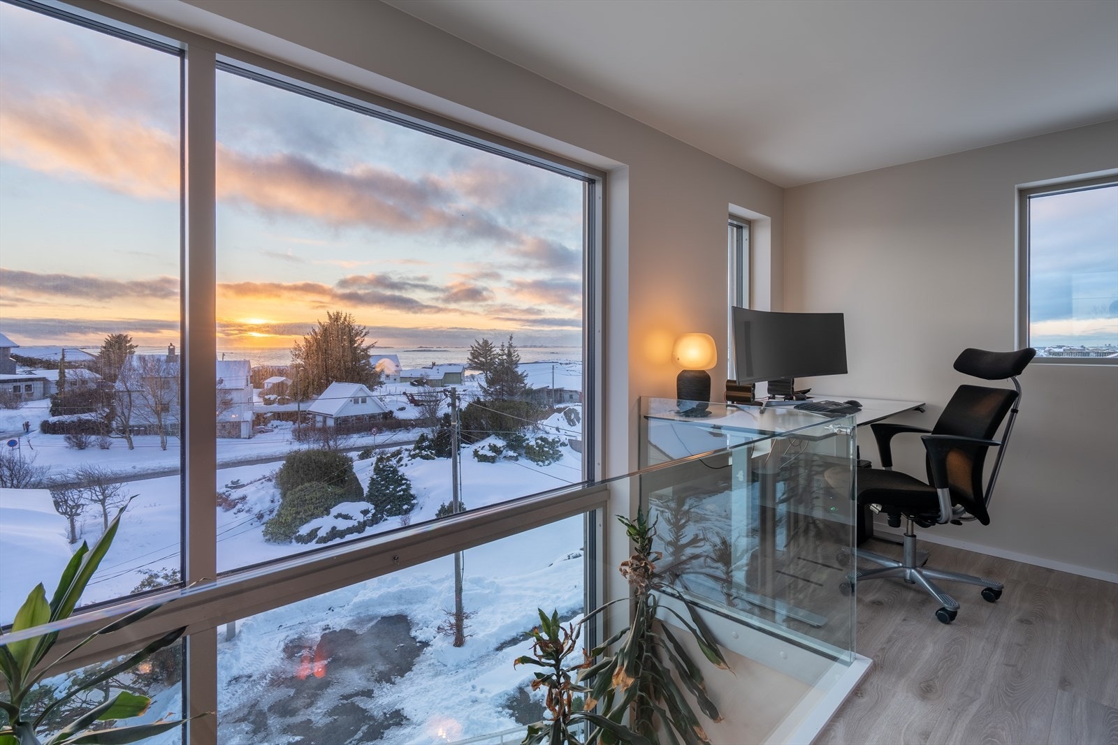 Her oppe har dere orkesterplass mot de flammende solnedgangene i Kvalsvik. Galleribilde