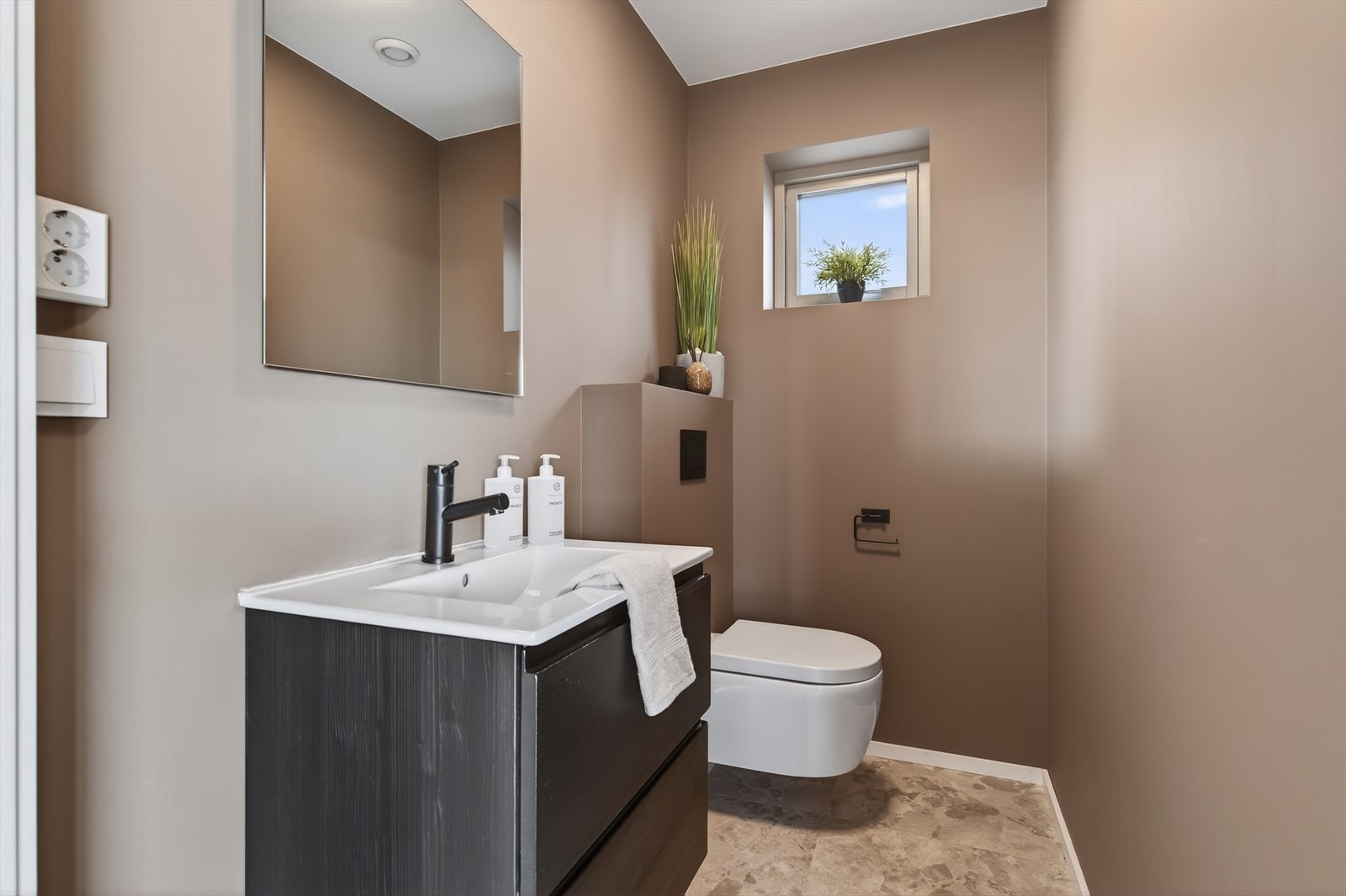 I tillegg har hovedetasjen et praktisk toalettrom, innredet med servant/baderomsmøbel og veggmontert toalett. Galleribilde