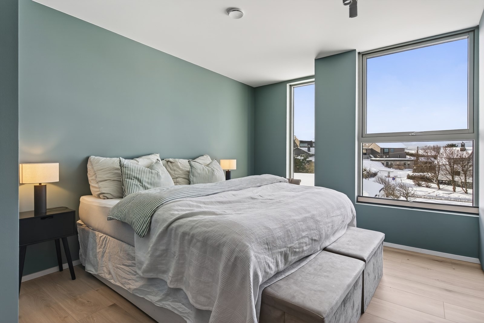 Hovedetasjen har en stor og luftig foreldresuite/soverom med eget baderom. Galleribilde