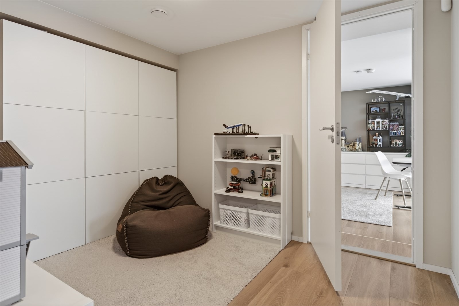 Del av hallen er pt innredet som et koselig lekerom. Her finner dere en stor og praktisk garderobeløsning. Galleribilde