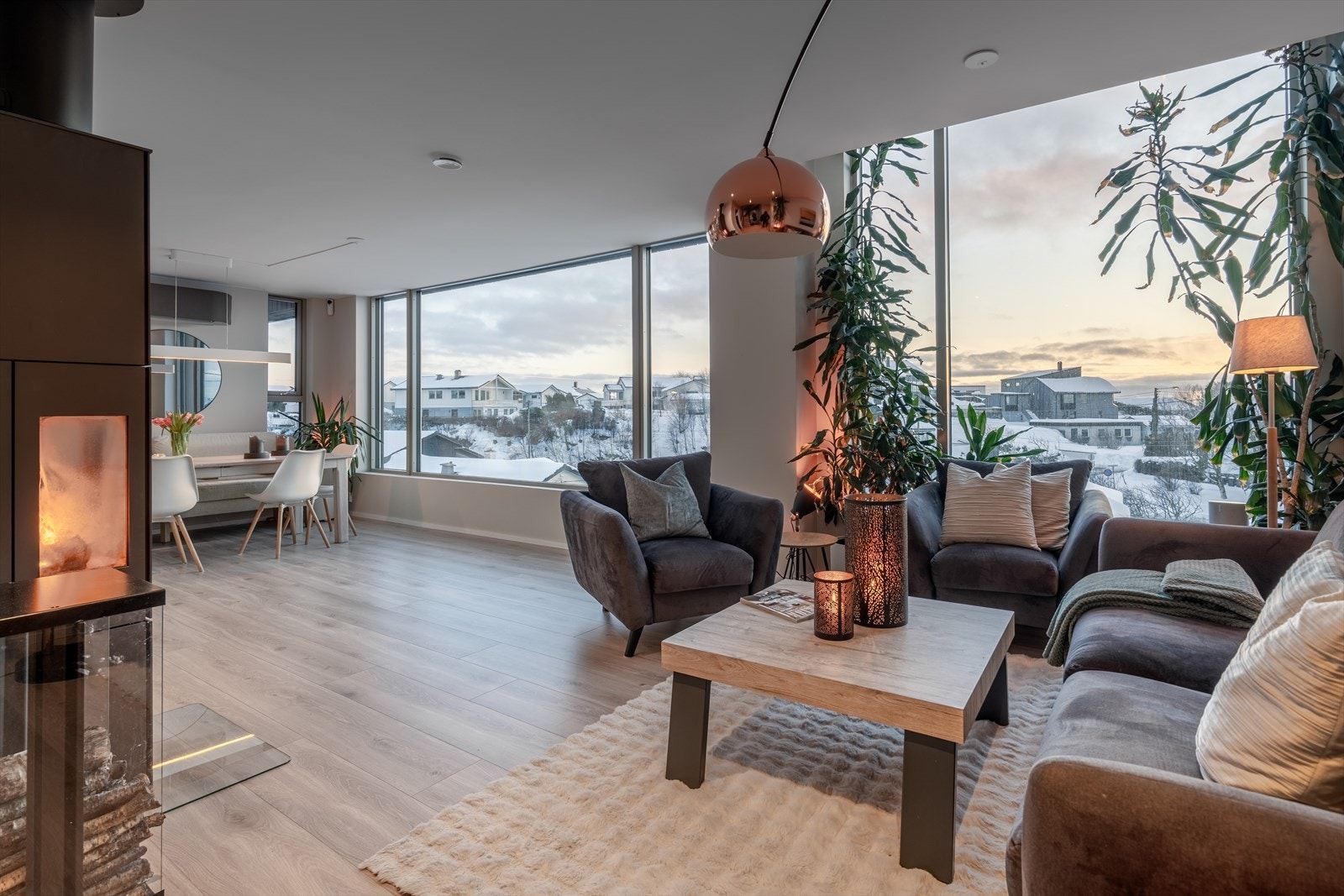 Generøse vindusflater gir en luftig atmosfære og rikelig med naturlig lys. Galleribilde