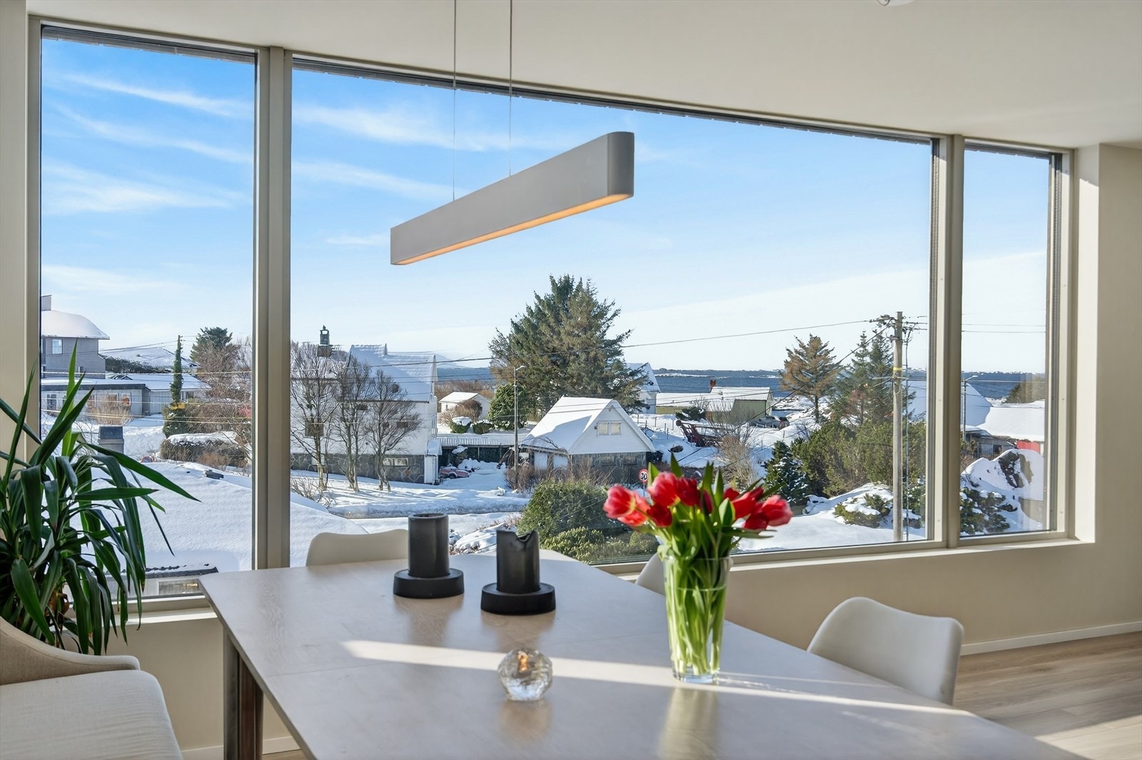 De store vinduene lar utsikten komme til sin rett. Galleribilde