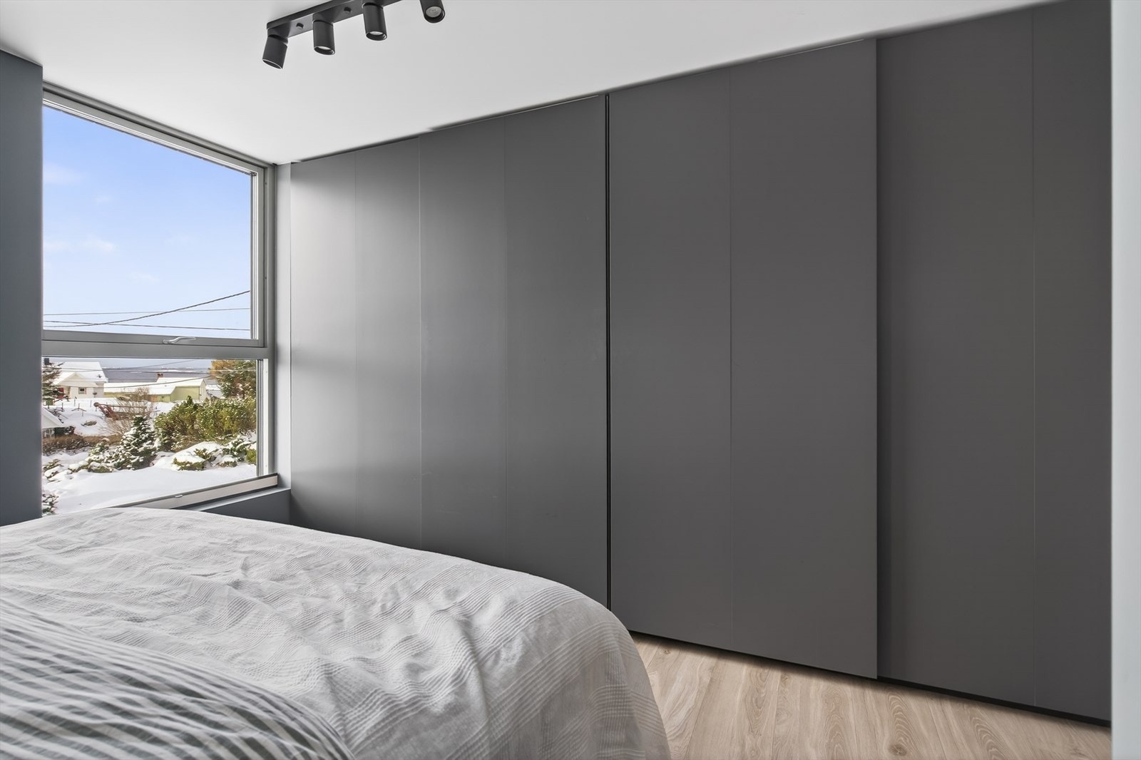 Hovedsoverommet har stor garderobeløsning og god plass til dobbeltseng. Galleribilde