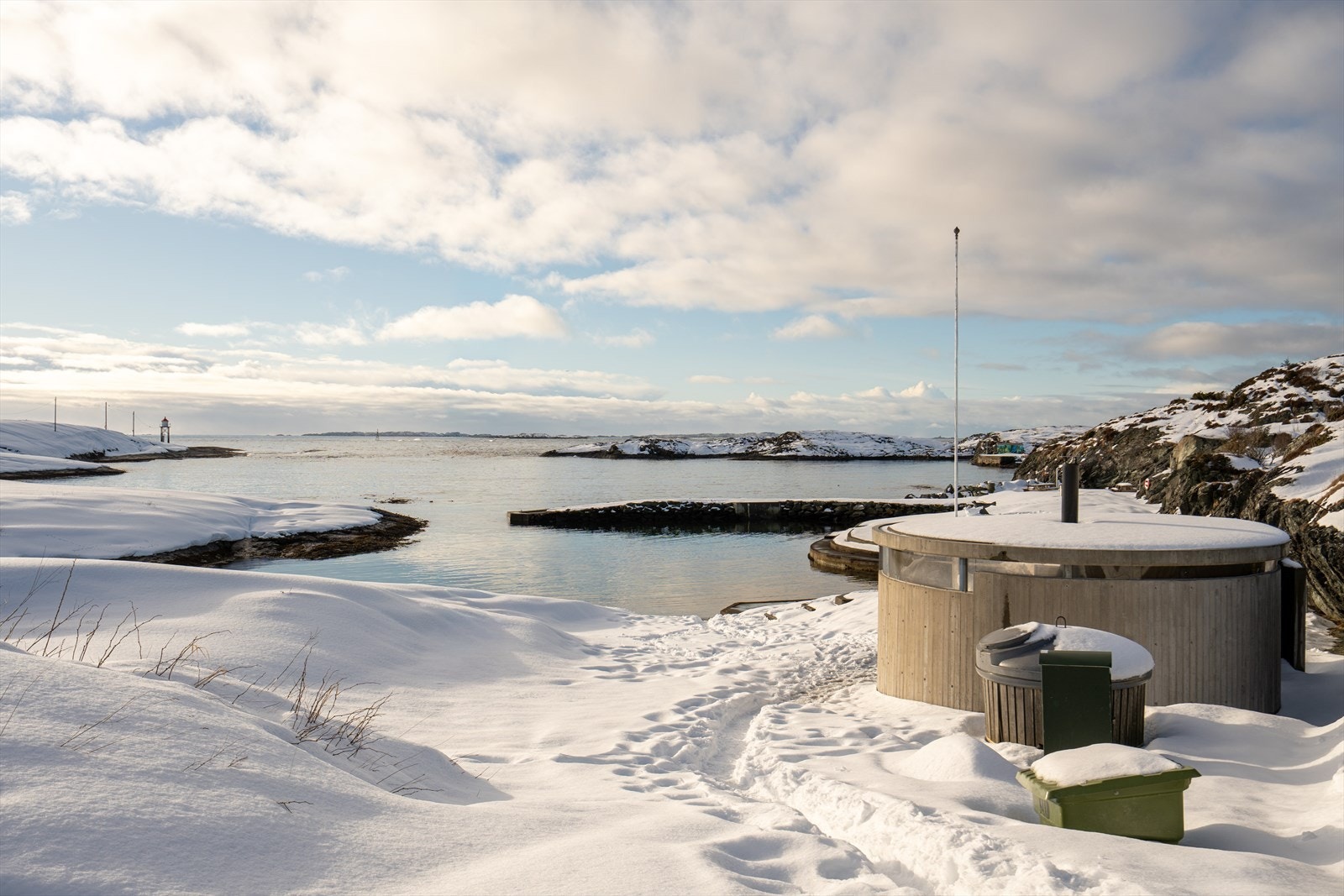 På varme sommerdager er det herlig å kunne kjøle seg ned i sjøen ved Kvalsvik Bad, som ligger ca 7 minutters gange fra eiendommen. Her er det blant annet anlagt sandstrand, sitteplasser og et moderne badehus med omkledningsrom og bålgruve. Galleribilde