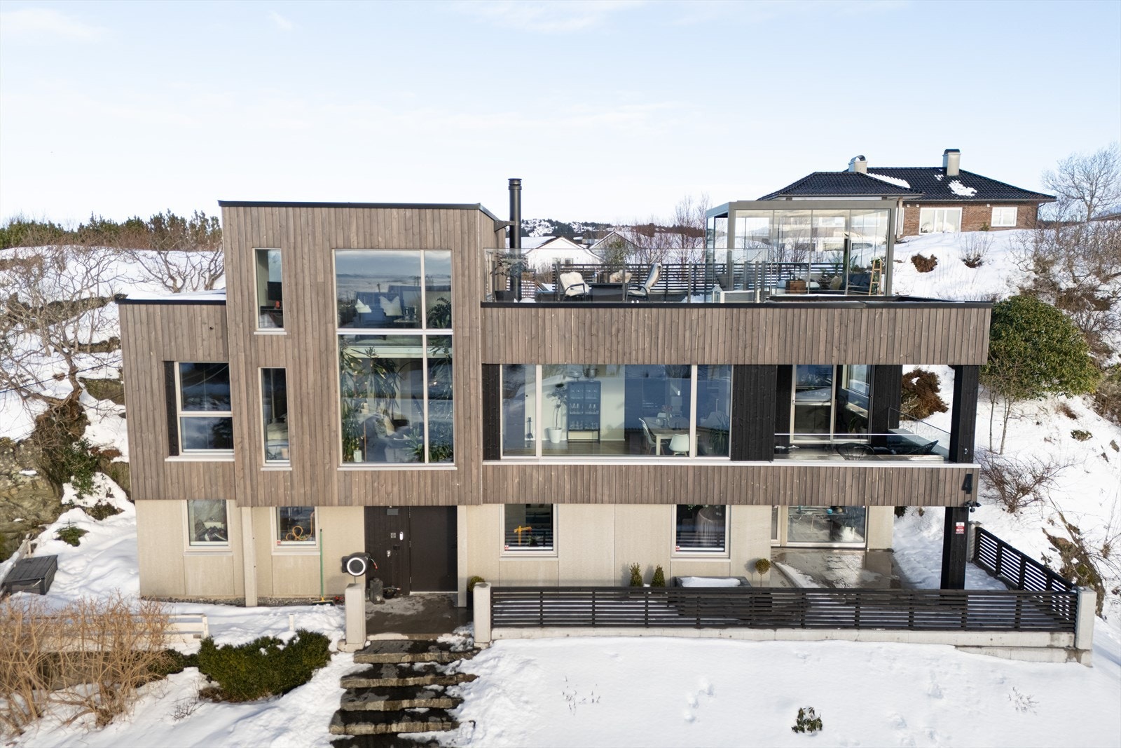 Boligen strekker seg over tre etasjer og ble i 2024 omfattende oppgradert/modernisert, tilbygget og påbygget. Galleribilde