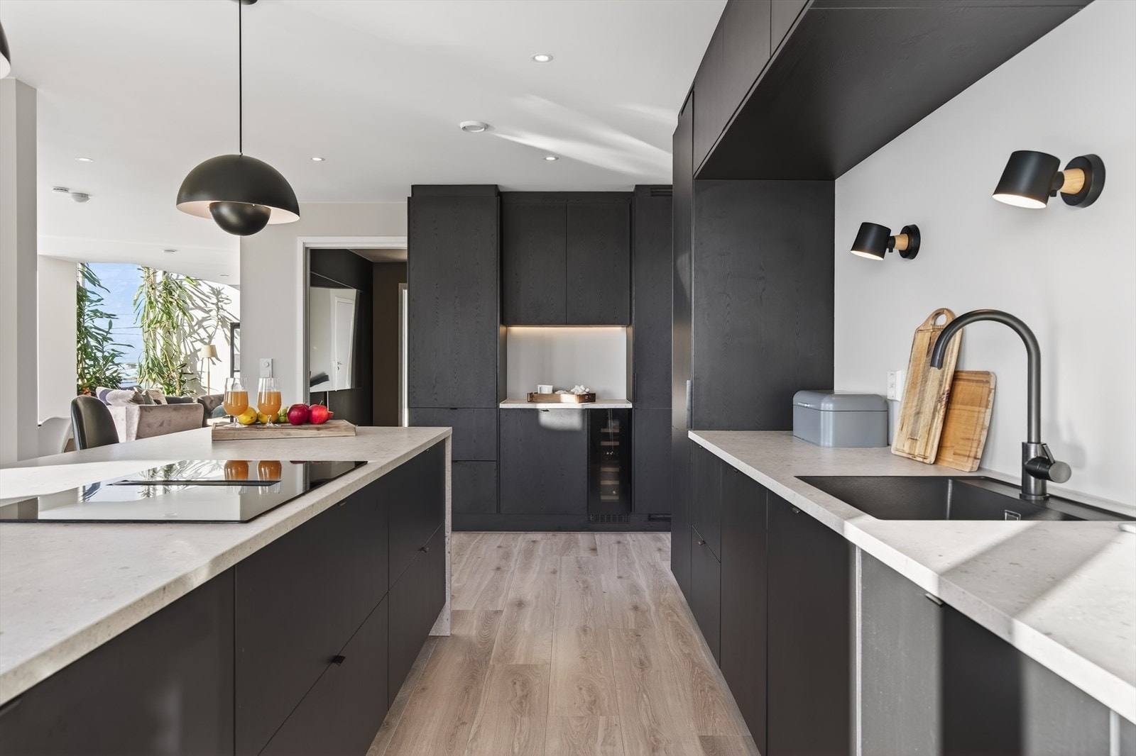 Rikelig med oppbevarings- og arbeidsplass! Galleribilde