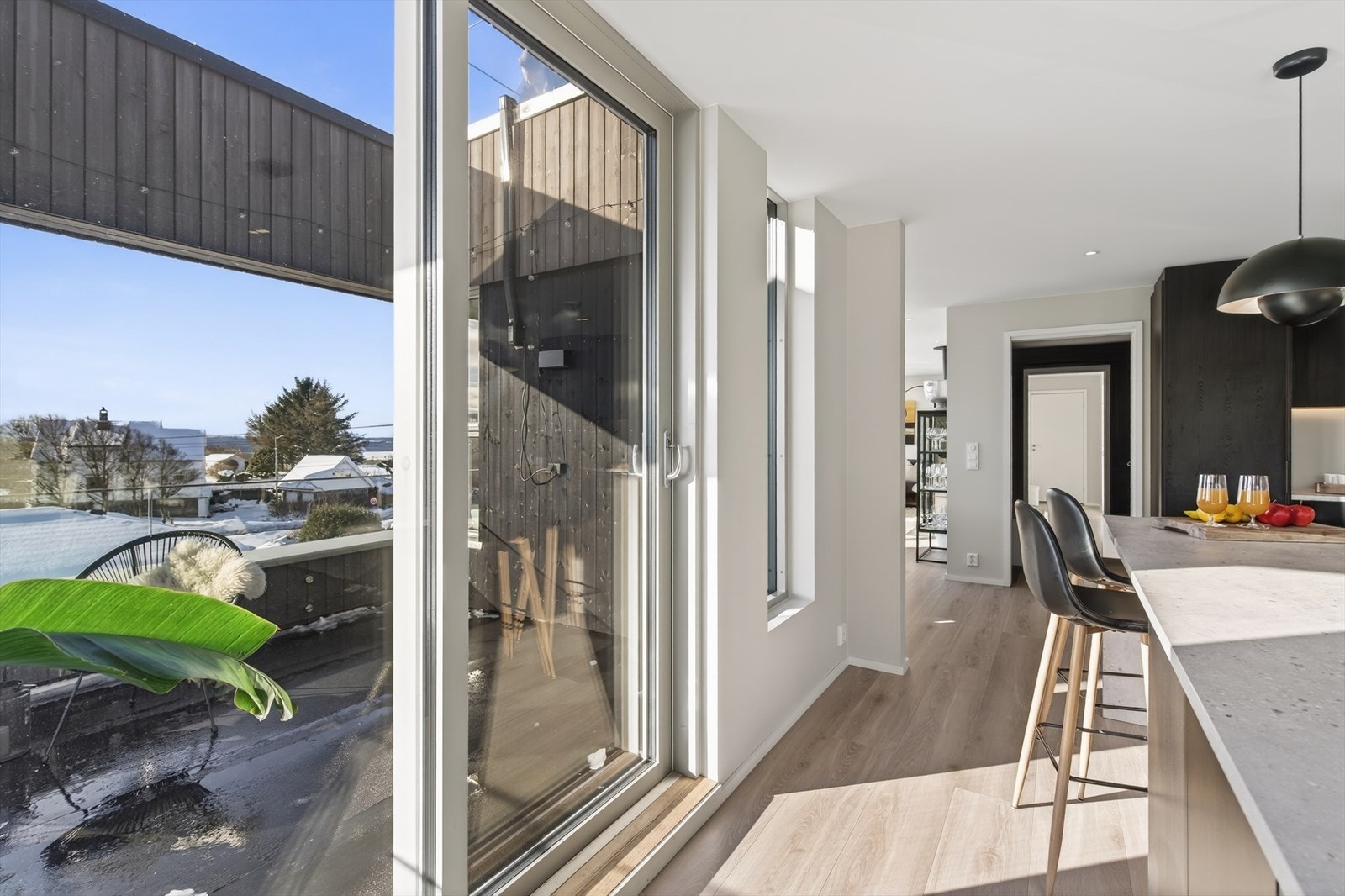 Fra kjøkkenet er det også utgang til herlig, sydvendt terrasse som fungerer som en forlengelse av kjøkkenavdelingen på fine sommerdager. Galleribilde