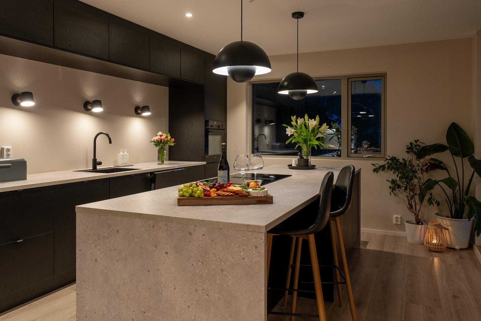 Kveldsstemning på kjøkkenet. Galleribilde