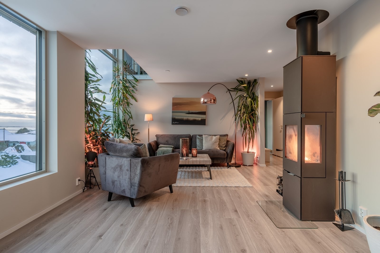 Det er montert en stor peisovn i stuen, for hygge og varme på kalde dager. Balansert ventilasjon og varmepumper gir et behagelig inneklima. Galleribilde