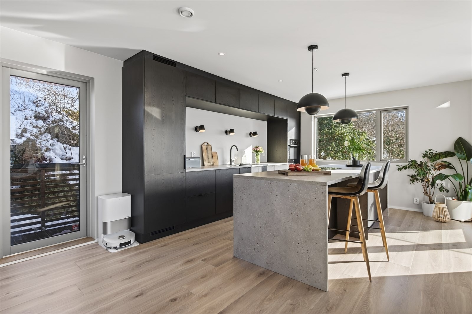 Kjøkkeninnredningen har glatte fronter og laminat benkeplate. Galleribilde