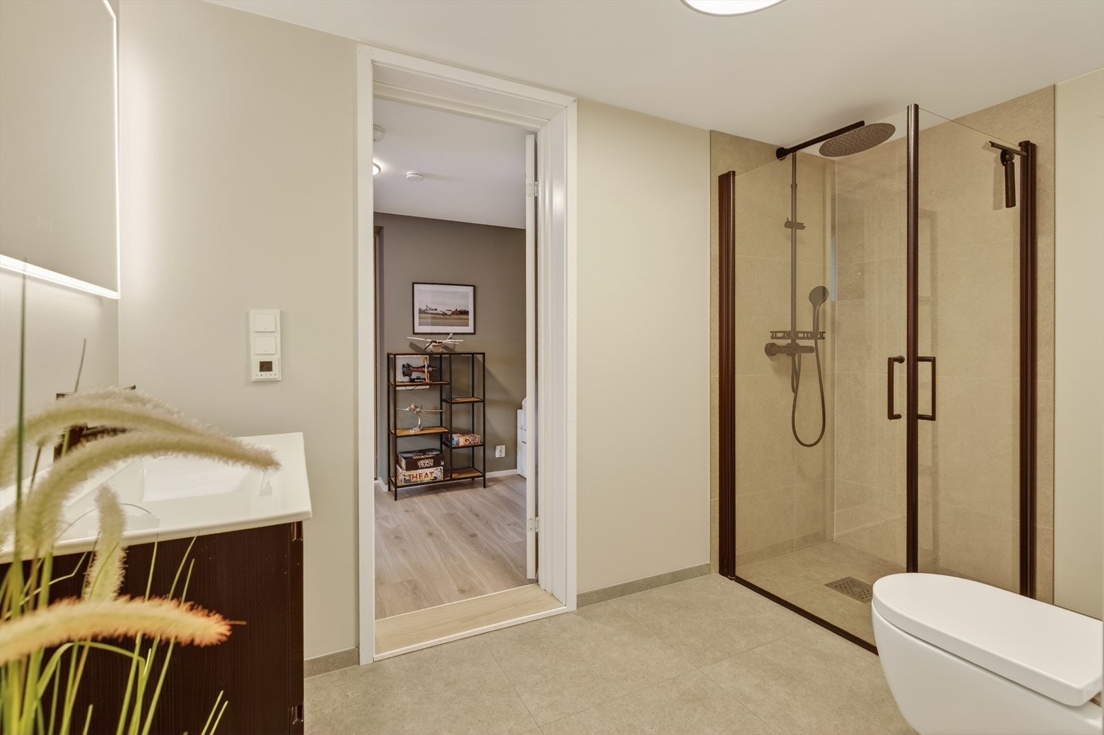 Badet i underetasjen er nytt i 2024 - Lekkert og tidsriktig! Rommet er innredet med dusjhjørne med nedsenket gulv, baderomsmøbel med heldekkende servant, samt veggmontert toalett. Galleribilde