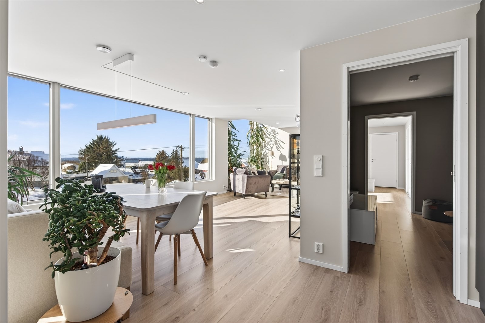 Hovedetasjen kan også by på en koselig, separat TV-stue. Denne stuen har to skyvedører med adkomst både fra kjøkkenavdelingen og stueavdelingen. Galleribilde