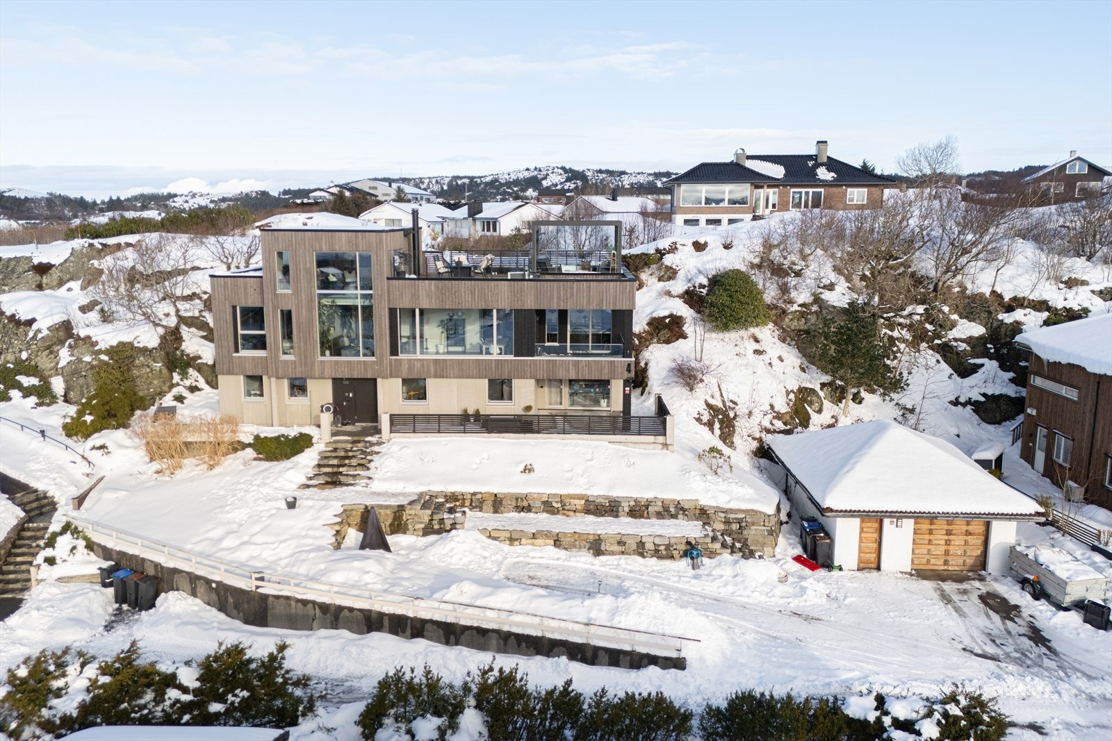 Eiendommen ligger innerst i blindvei og grenser til friområde mot nord. Her bor dere i naturskjønne omgivelser, i et veletablert, trivelig nabolag. Rolig og barnevennlig! Galleribilde