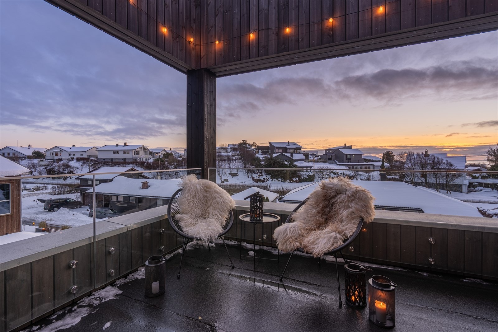 Kveldsstemning på terrassen. Galleribilde