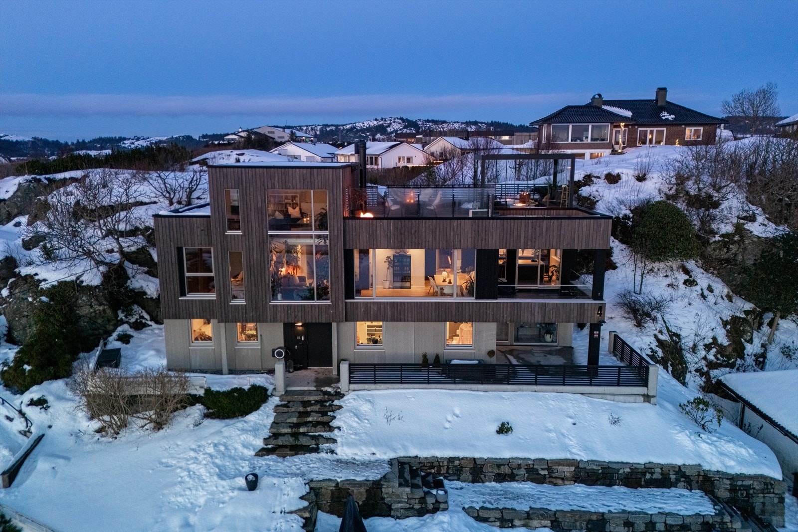 Det er gode parkeringsmuligheter i garasje og gårdsrom. Det er montert Tesla Elbillader i garasjen. Galleribilde