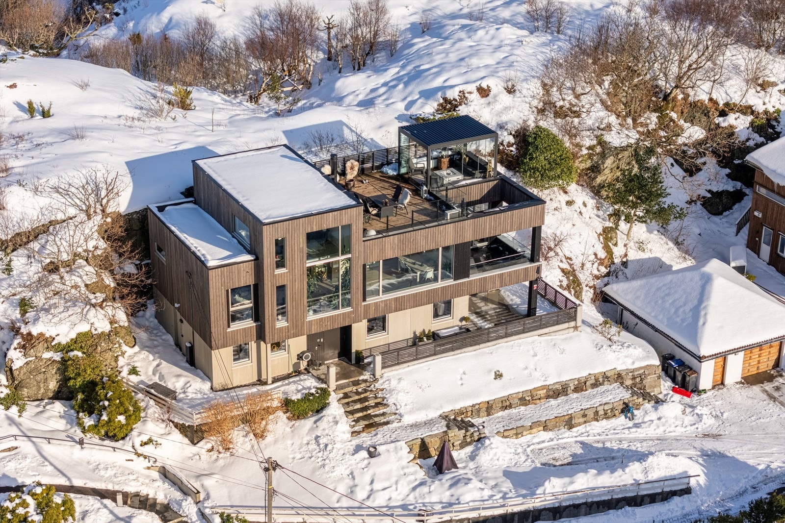 Velkommen til Firdavegen 4 - En sjelden mulighet av en eiendom: Meget tiltalende, stor og spennende funkisbolig med garasje, beliggende høyt og fritt i terrenget med vakker utsikt mot havet i vest. Galleribilde