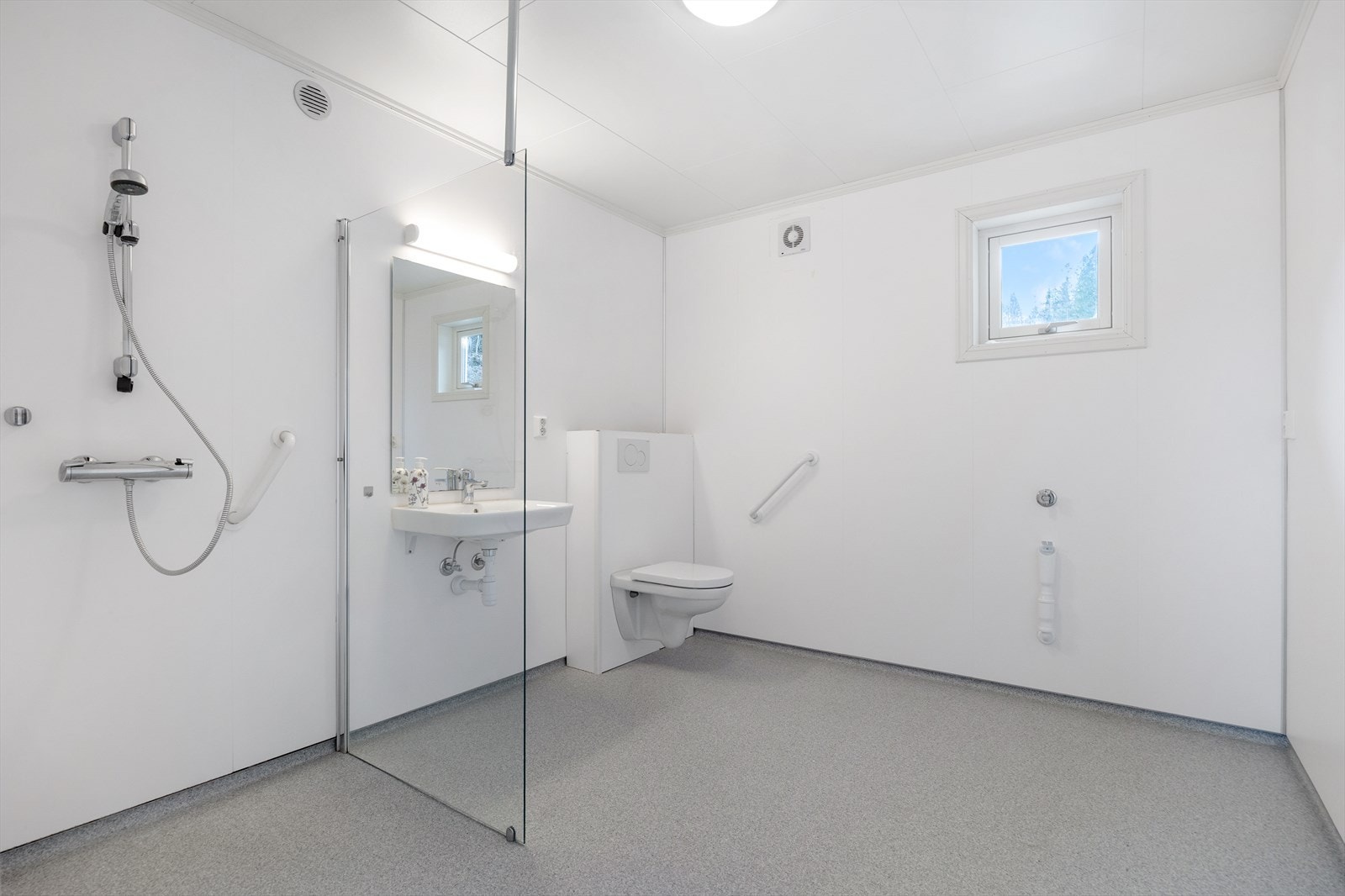 Badet har vinylbelegg med elektriske varmekabler, vegger med baderomsplater og himlingsplater i tak Galleribilde